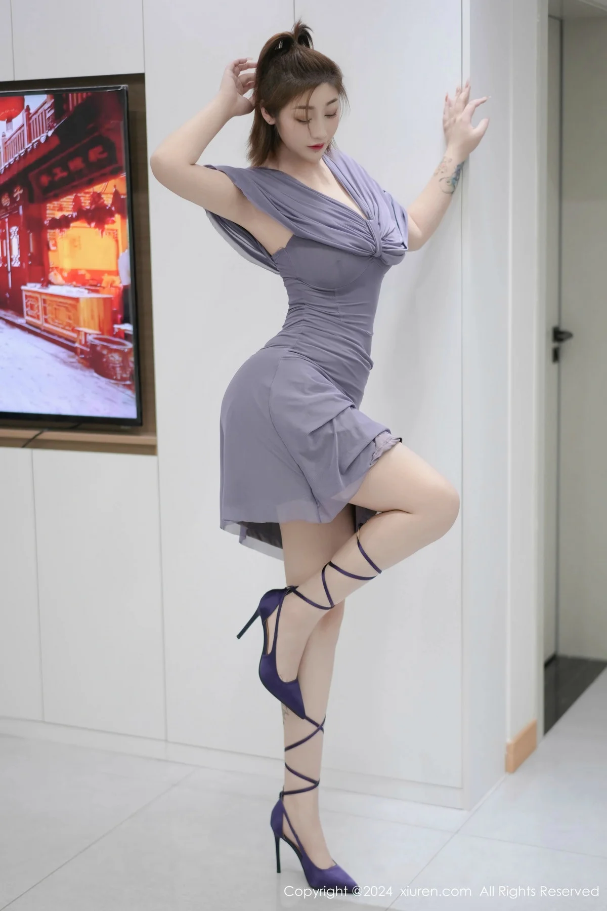 妲己_Toxic性感灰色连衣裙露白色珍珠内衣秀丰腴身材绝美写真 第 7 张