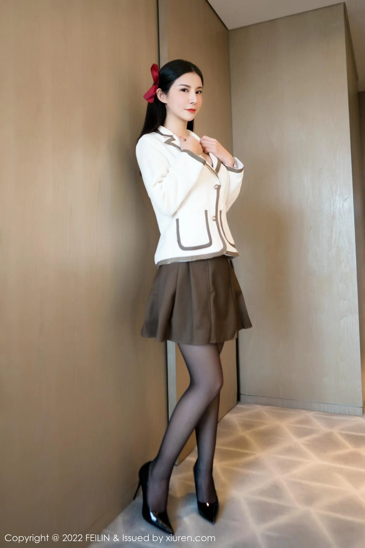 小蛮妖Yummy白色上衣配咖啡短裙半脱露性感内衣绝美写真 第 116 张
