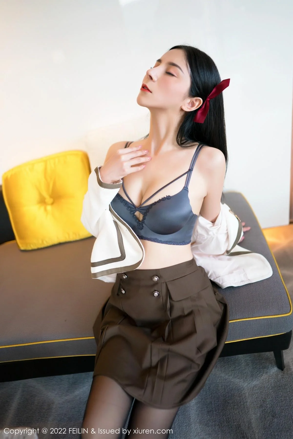 小蛮妖Yummy白色上衣配咖啡短裙半脱露性感内衣绝美写真 第 154 张