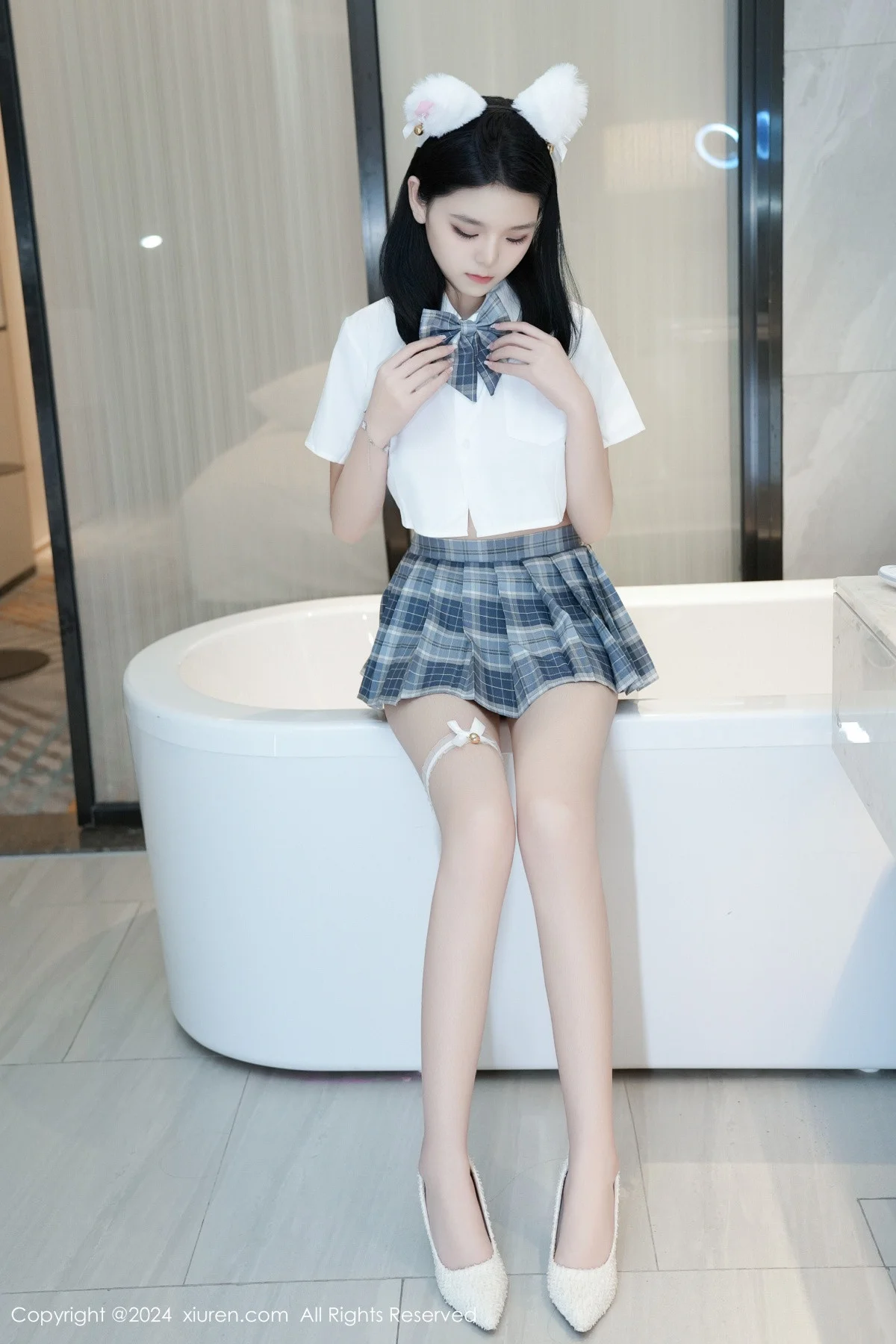 唐心心私房浴室性感白T配短裙露白丝袜秀翘臀美腿绝美写真 第 23 张