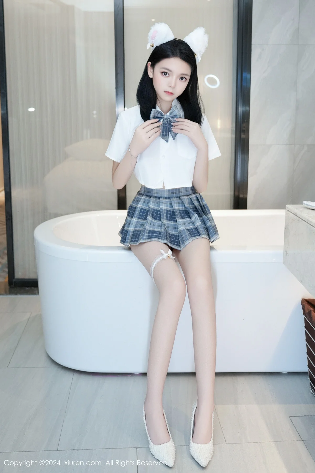 唐心心私房浴室性感白T配短裙露白丝袜秀翘臀美腿绝美写真 第 25 张