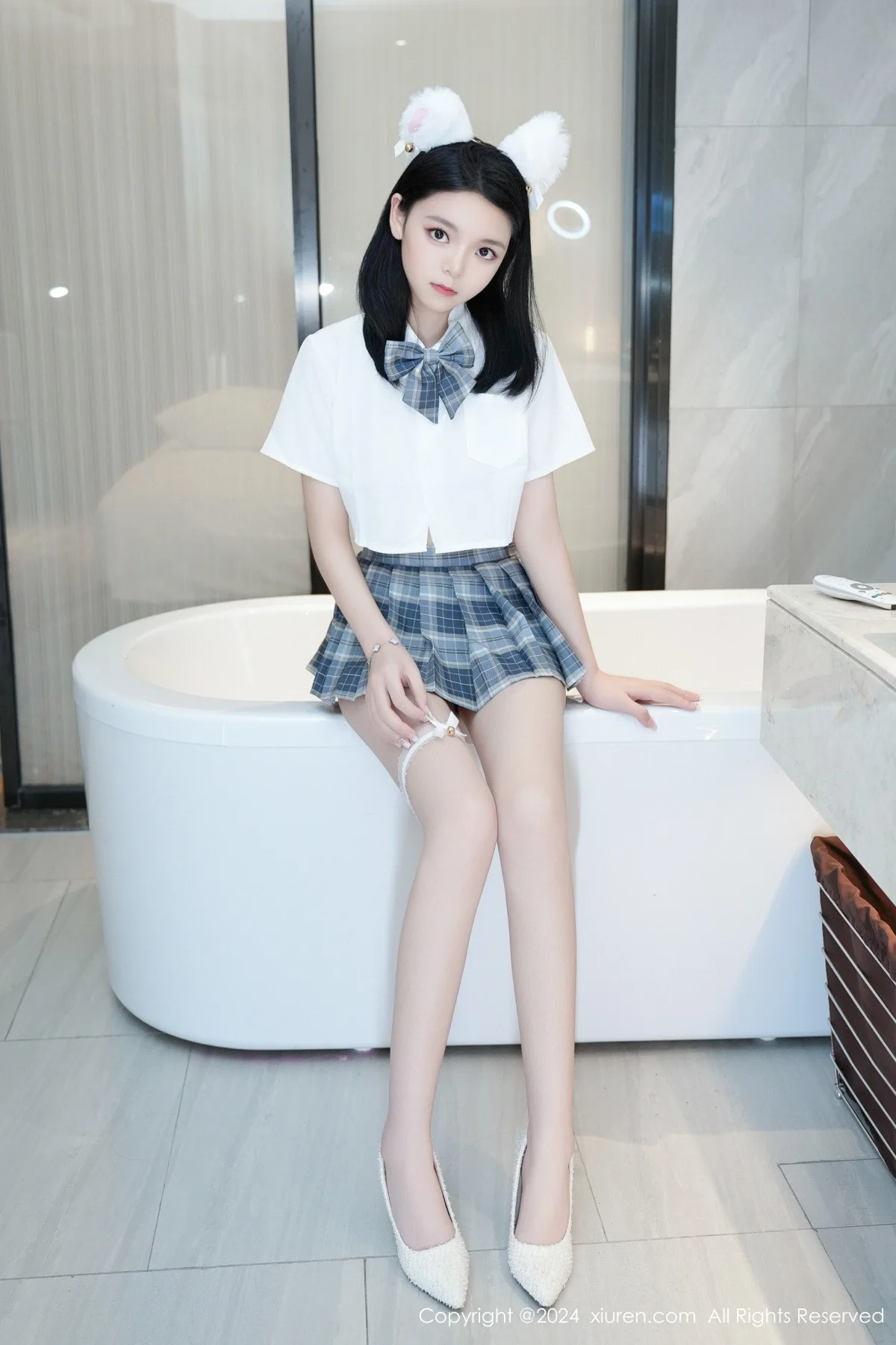 唐心心私房浴室性感白T配短裙露白丝袜秀翘臀美腿绝美写真 第 28 张
