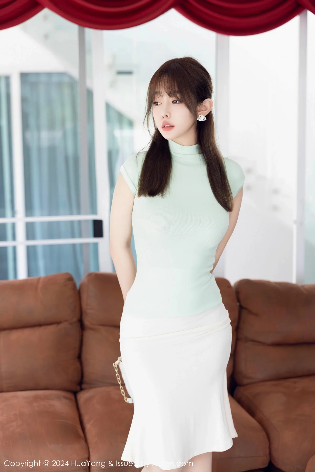 王雨纯性感粉色蕾丝内衣配开档肉丝秀曼妙身材迷人绝美写真 第 1 张