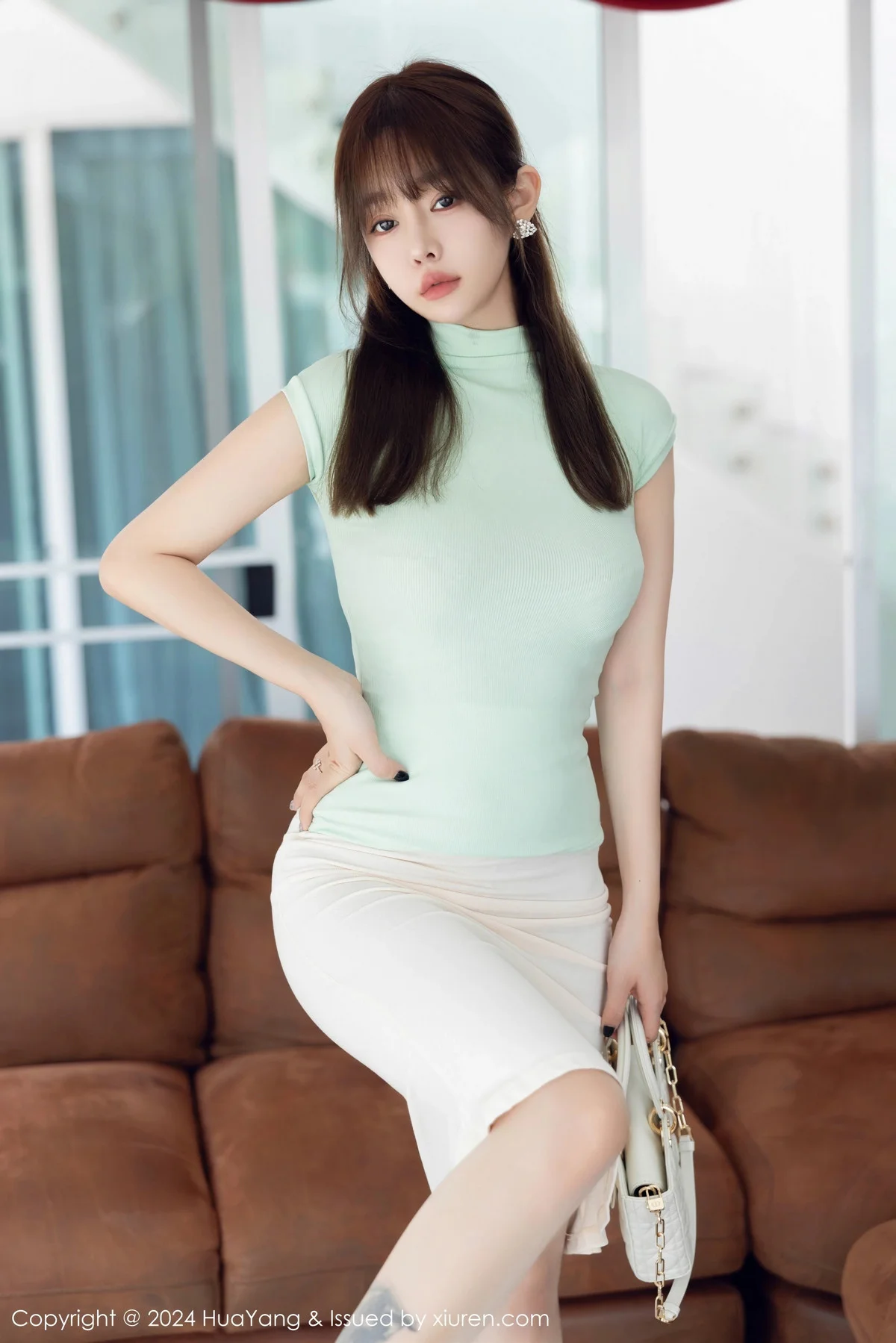 王雨纯性感粉色蕾丝内衣配开档肉丝秀曼妙身材迷人绝美写真 第 4 张