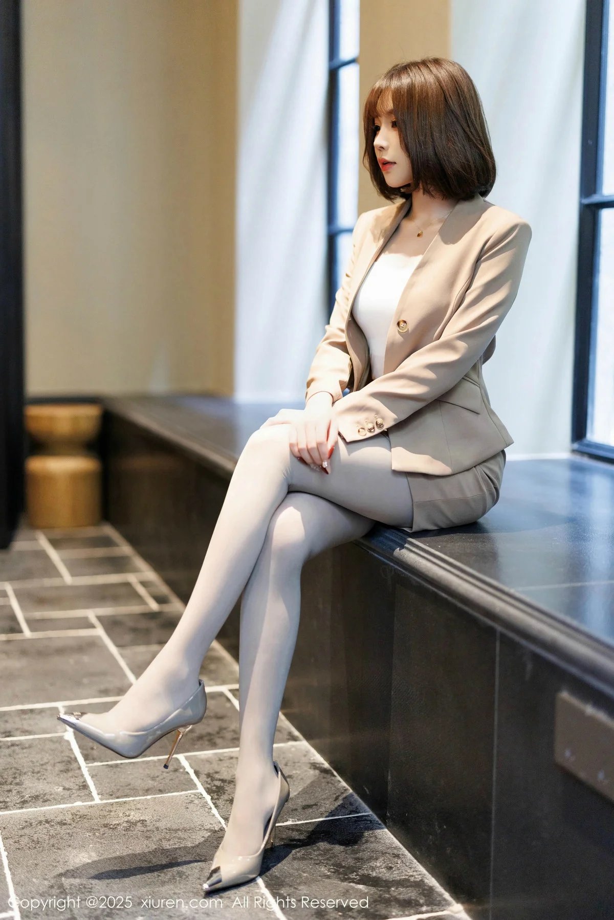 徐莉芝Booty多套性感服饰穿搭配原色丝袜秀曼妙身姿绝美写真 第 7 张