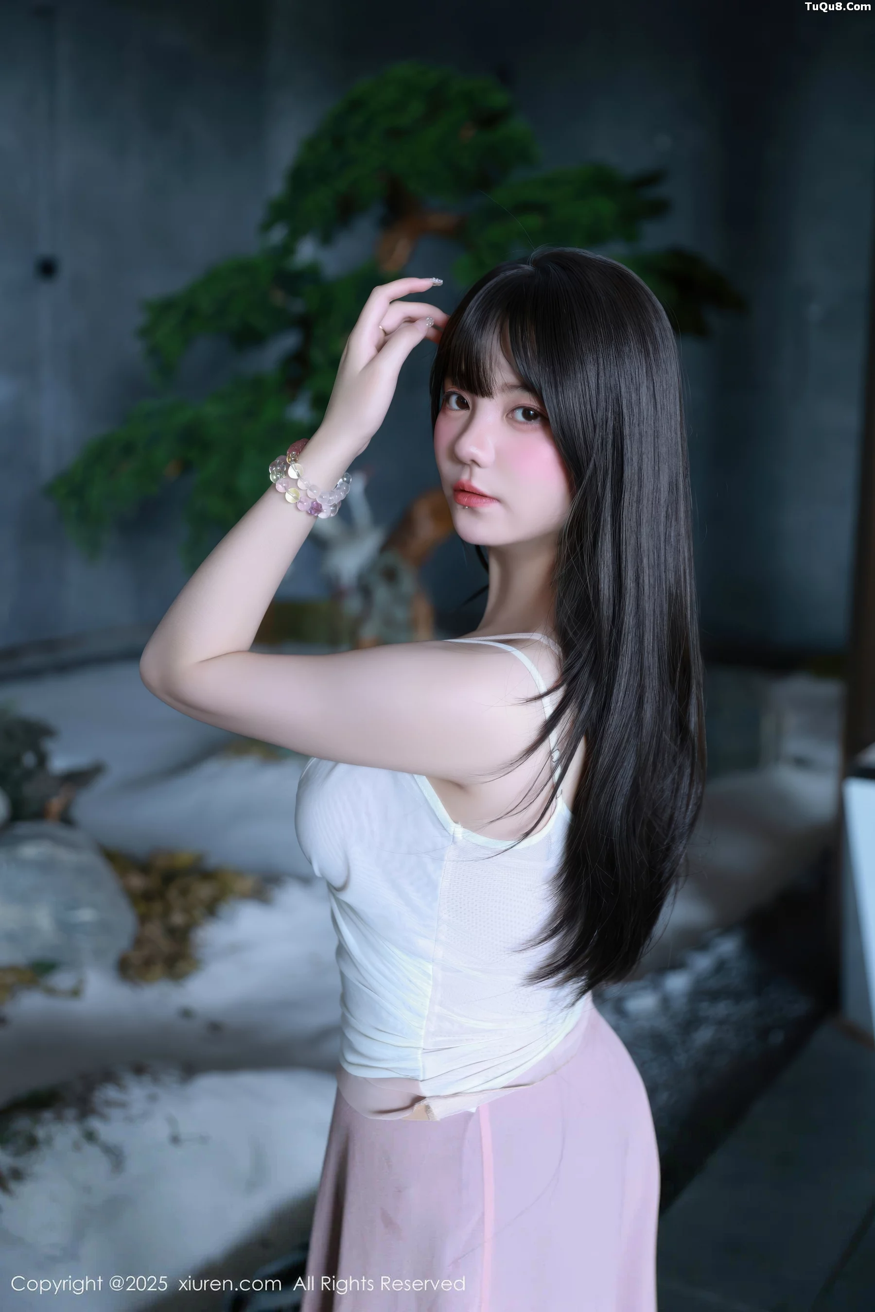 软情性感低胸紫色长裙露粉色内衣秀曼妙身姿迷人绝美写真 第 1 张