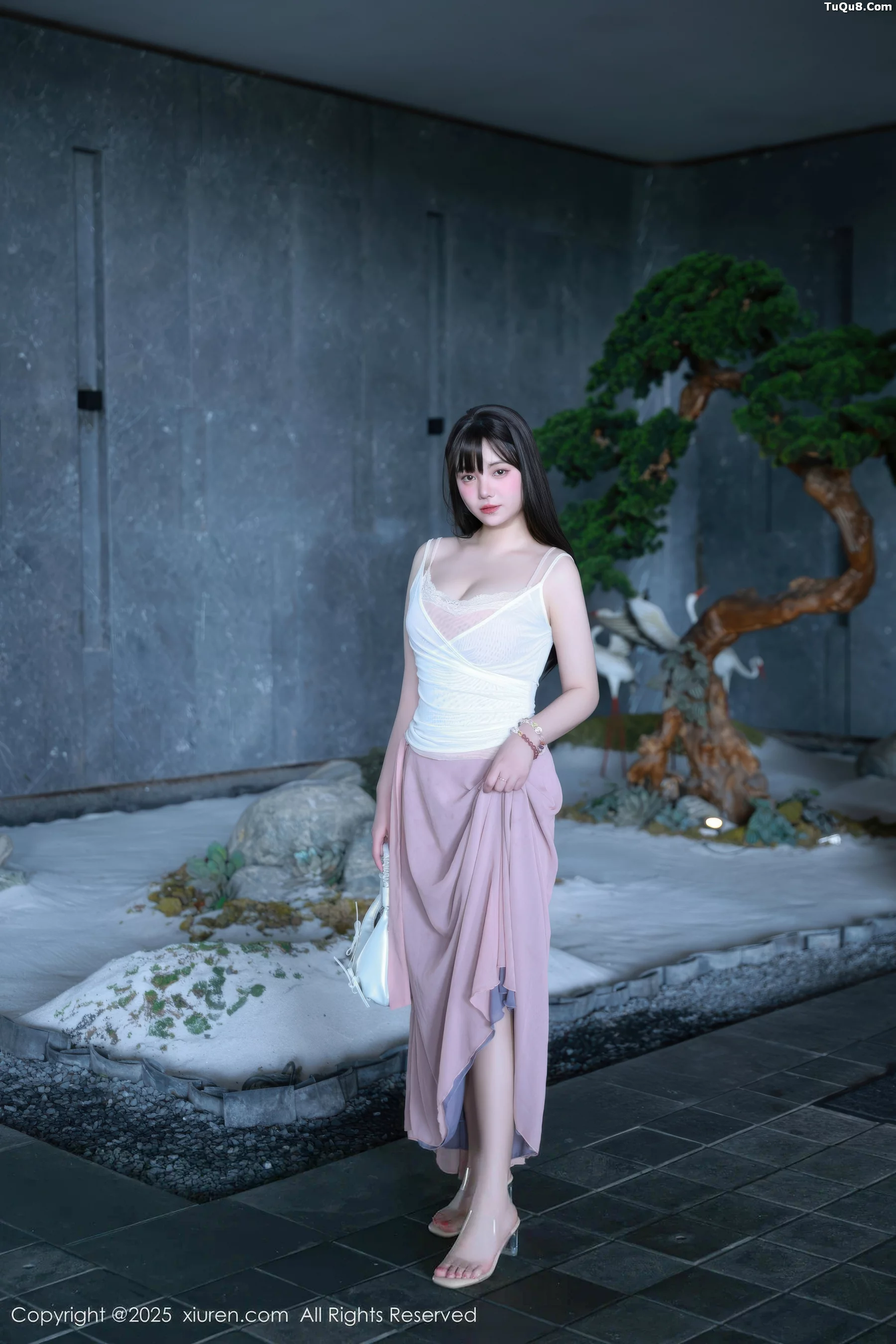 软情性感低胸紫色长裙露粉色内衣秀曼妙身姿迷人绝美写真 第 10 张
