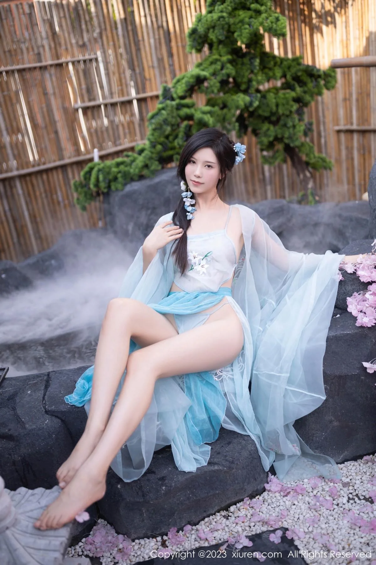利世户外温泉性感浅蓝色古装服饰秀曼妙身姿惹火绝美写真 第 11 张