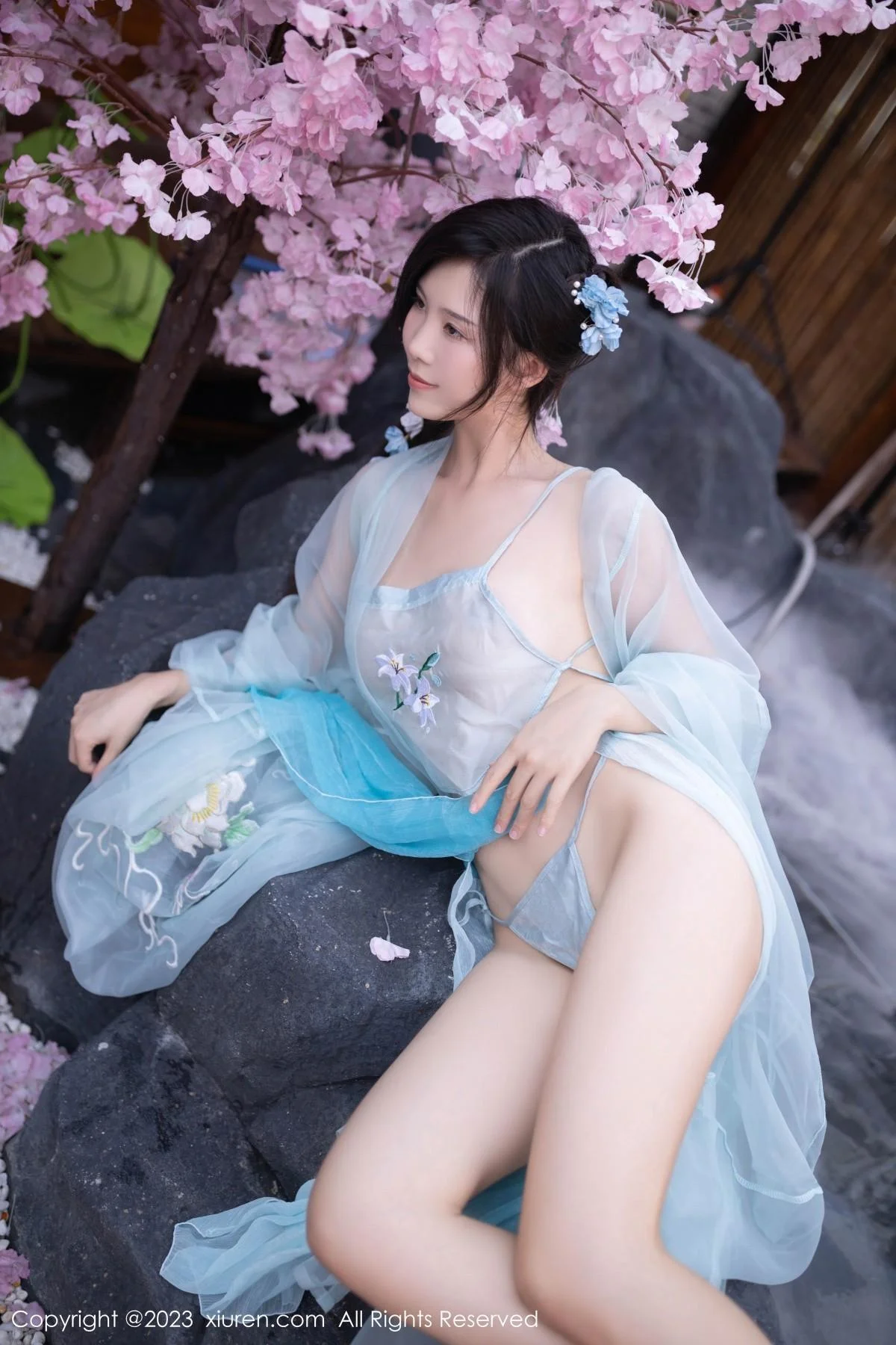 利世户外温泉性感浅蓝色古装服饰秀曼妙身姿惹火绝美写真 第 13 张