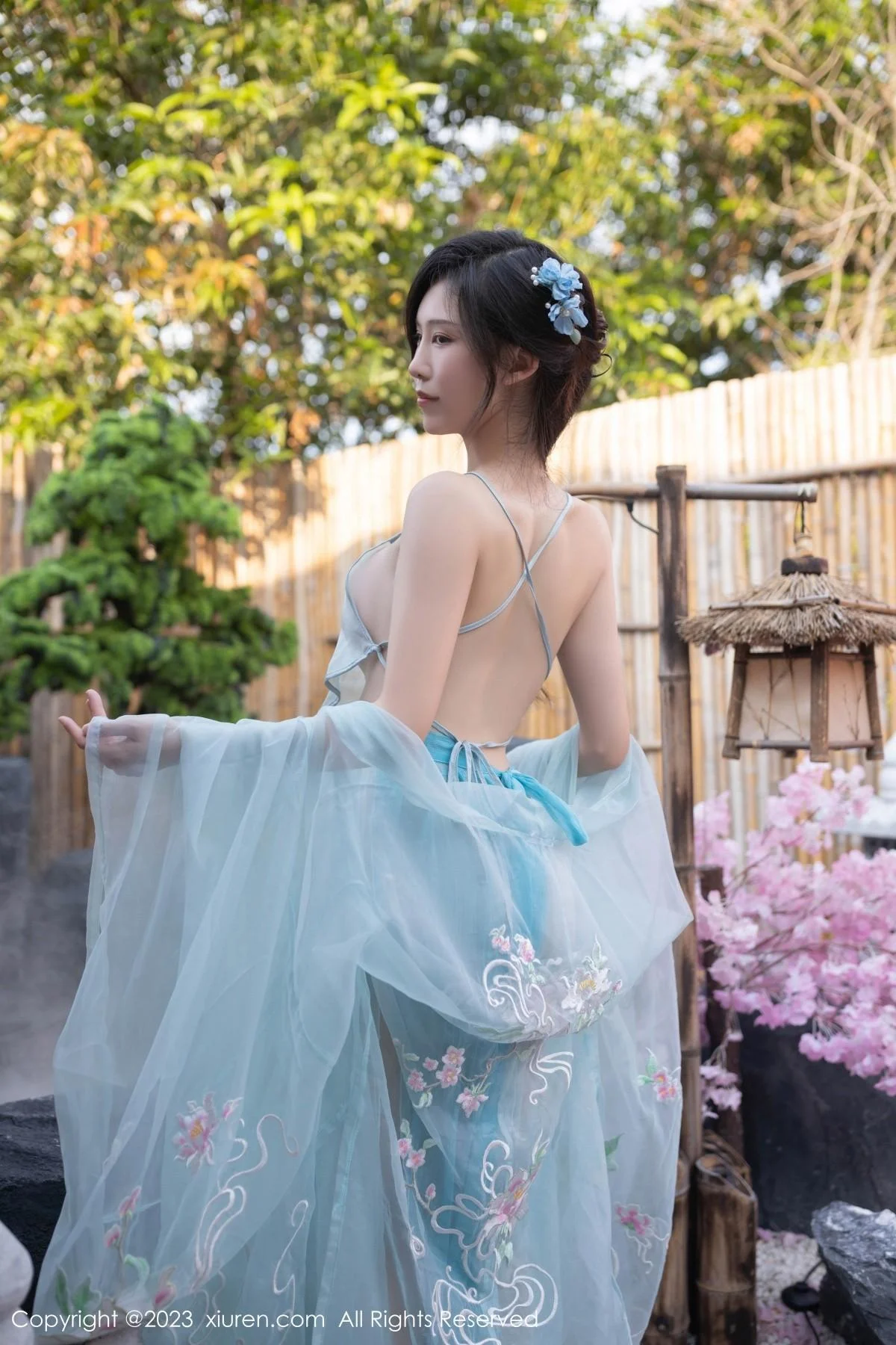 利世户外温泉性感浅蓝色古装服饰秀曼妙身姿惹火绝美写真 第 18 张