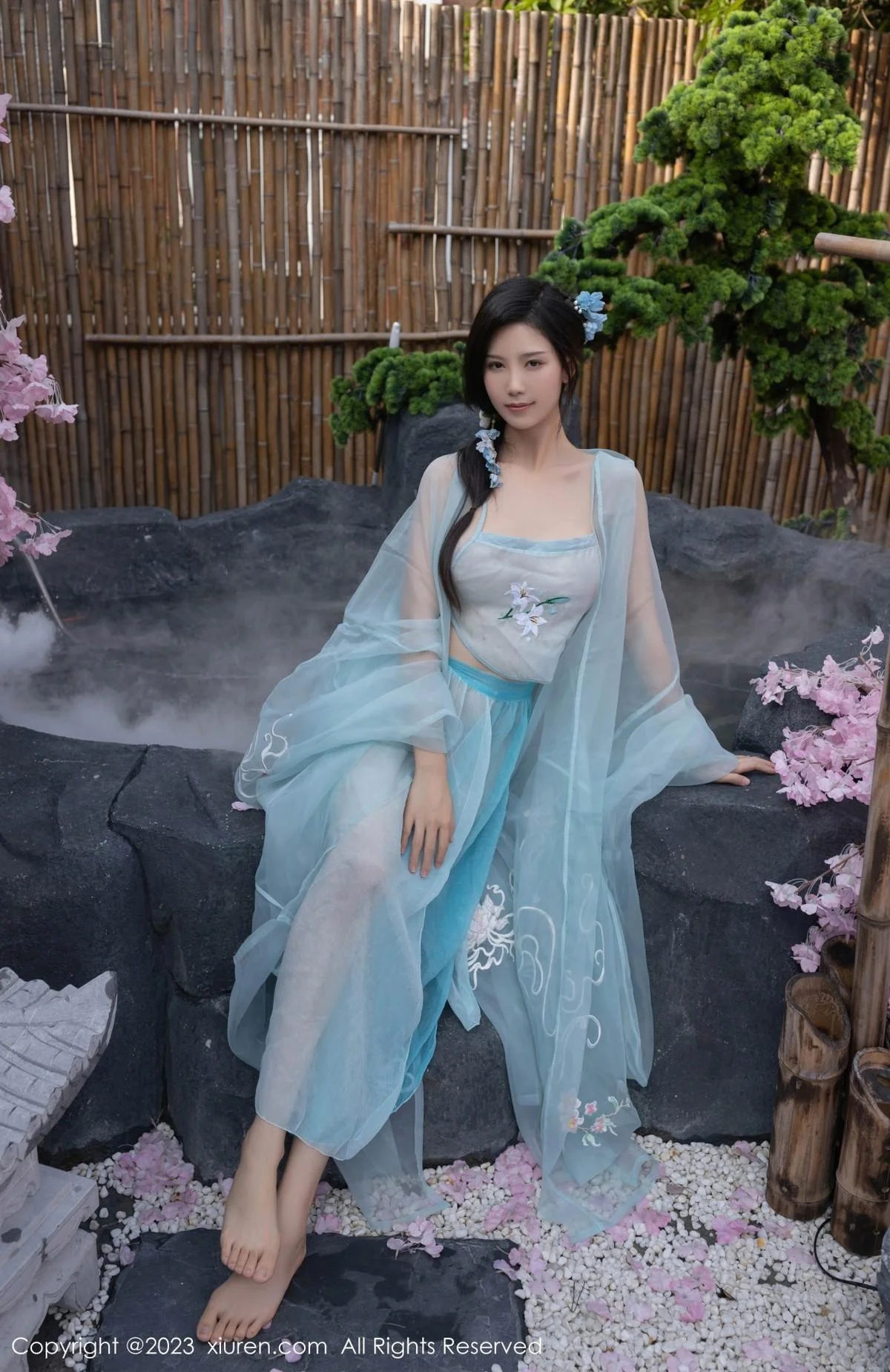 利世户外温泉性感浅蓝色古装服饰秀曼妙身姿惹火绝美写真 第 2 张
