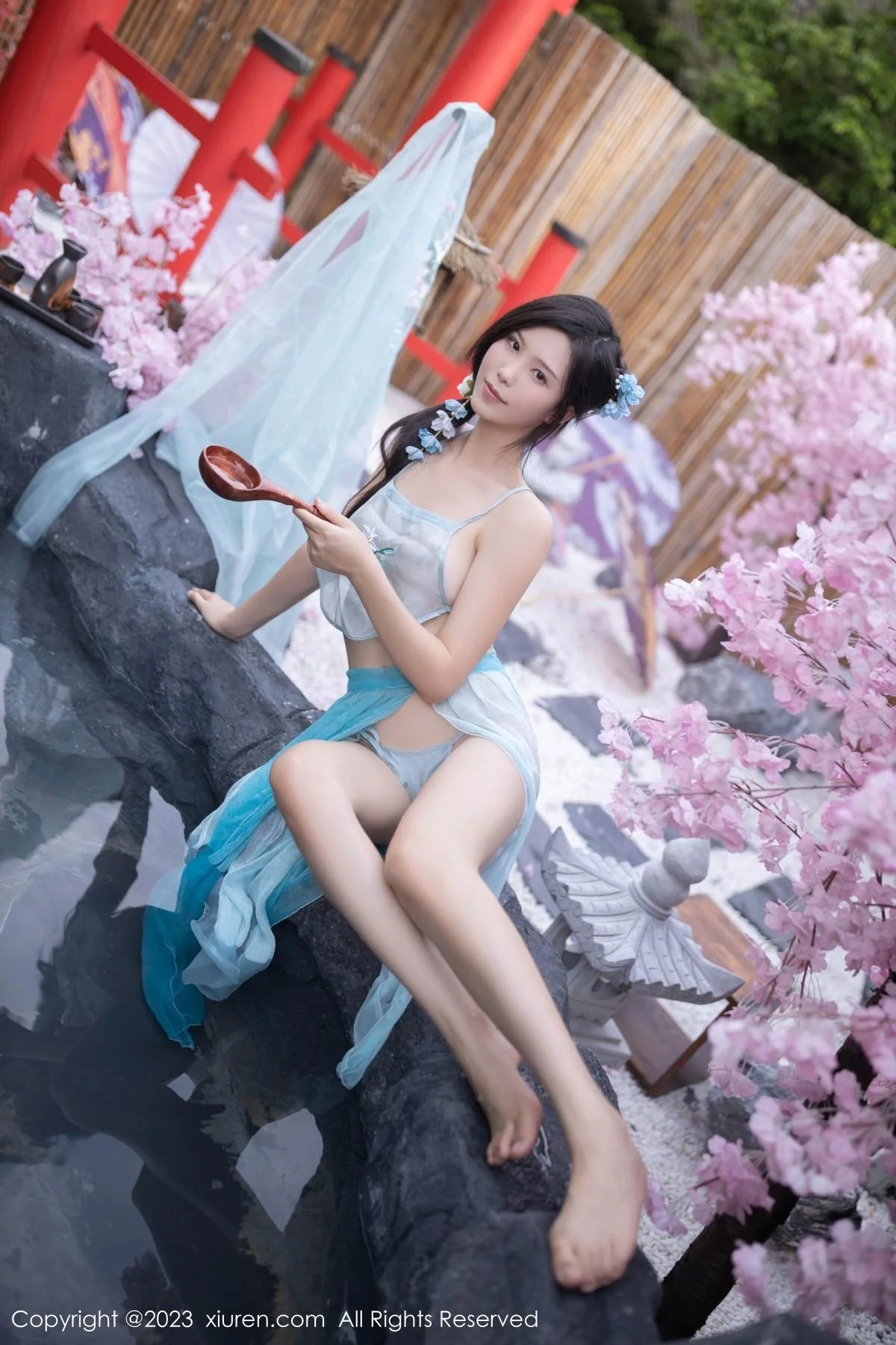 利世户外温泉性感浅蓝色古装服饰秀曼妙身姿惹火绝美写真 第 29 张