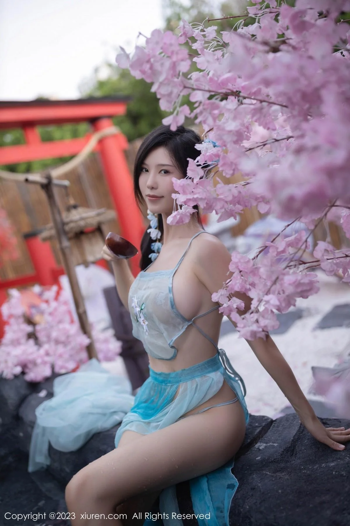 利世户外温泉性感浅蓝色古装服饰秀曼妙身姿惹火绝美写真 第 32 张