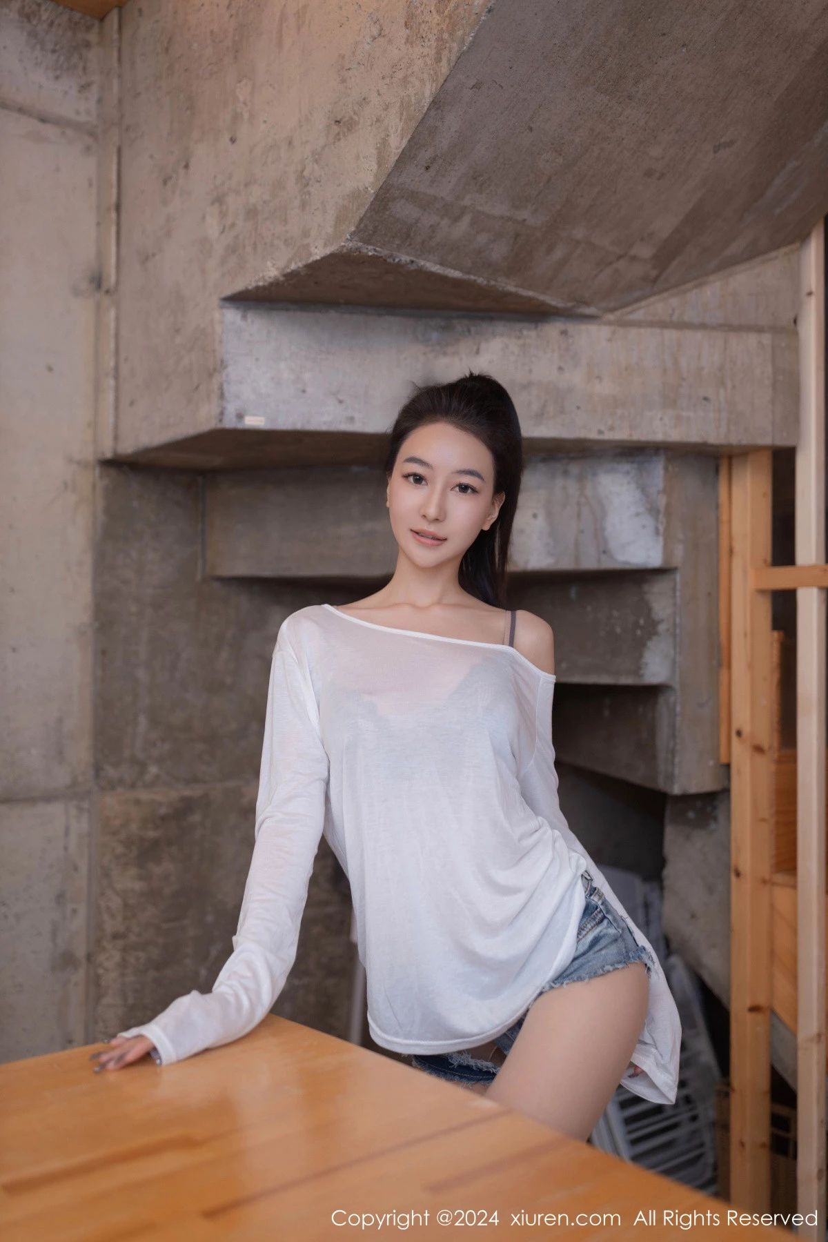 熊小诺性感白T露蕾丝内衣配开档肉丝秀曼妙身姿绝美写真 第 17 张