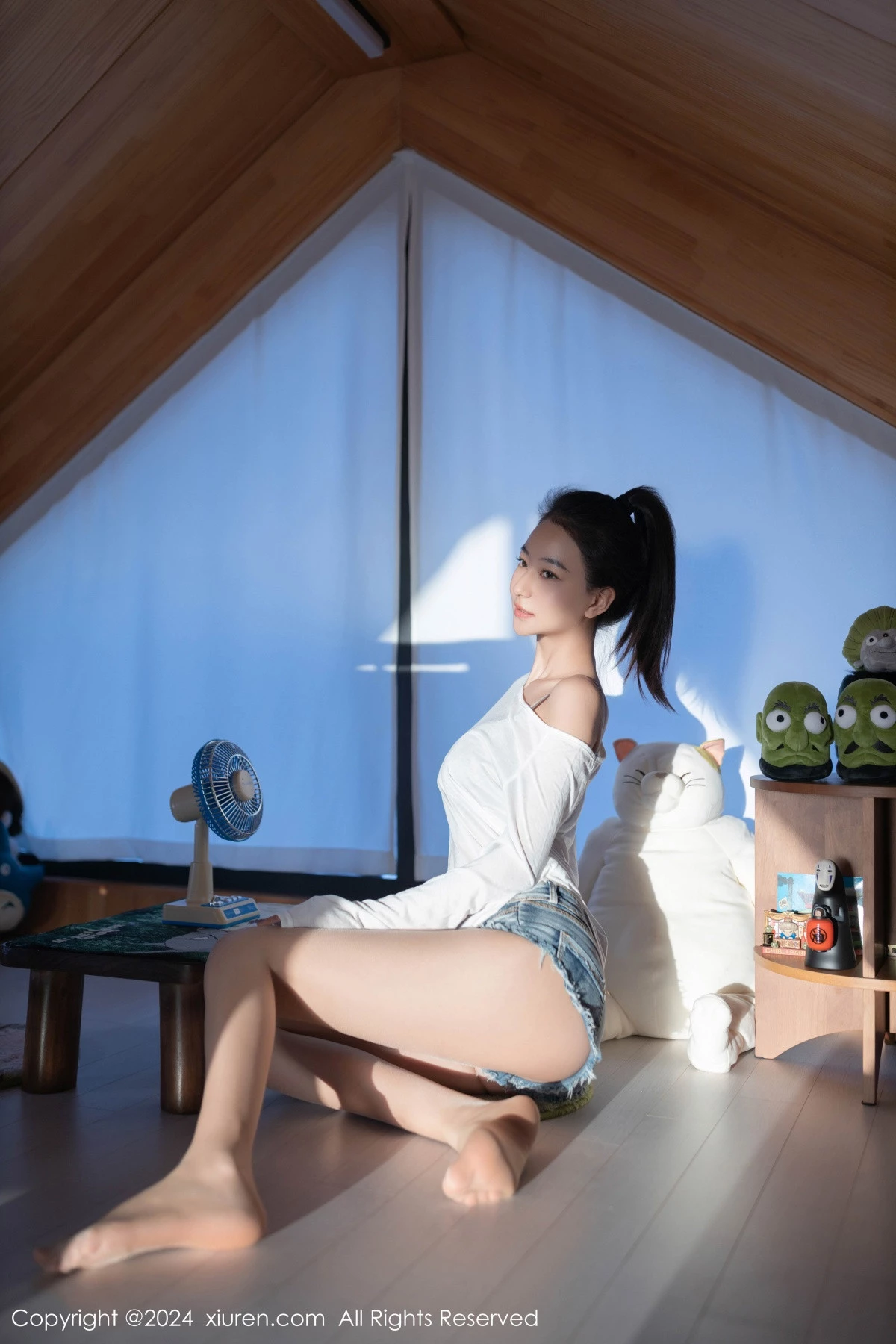 熊小诺性感白T露蕾丝内衣配开档肉丝秀曼妙身姿绝美写真 第 4 张