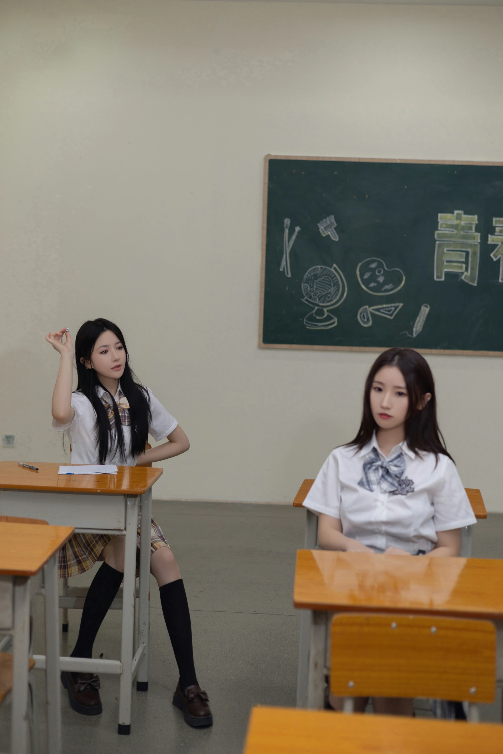 [秀人付费] 杏子Yada&鱼子酱Fish 诱人私拍福利 校园霸凌 第 10 张
