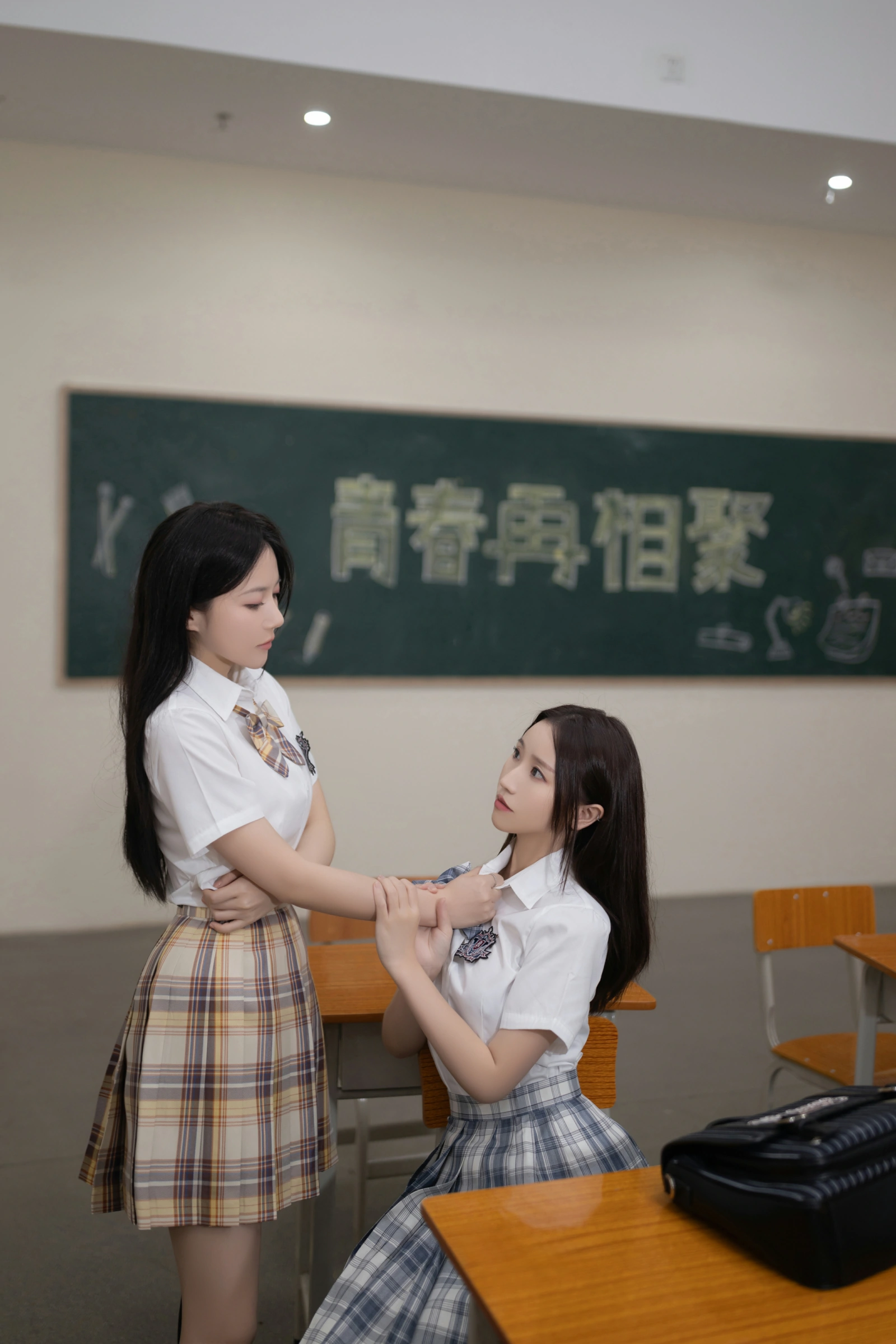 [秀人付费] 杏子Yada&鱼子酱Fish 诱人私拍福利 校园霸凌 第 18 张