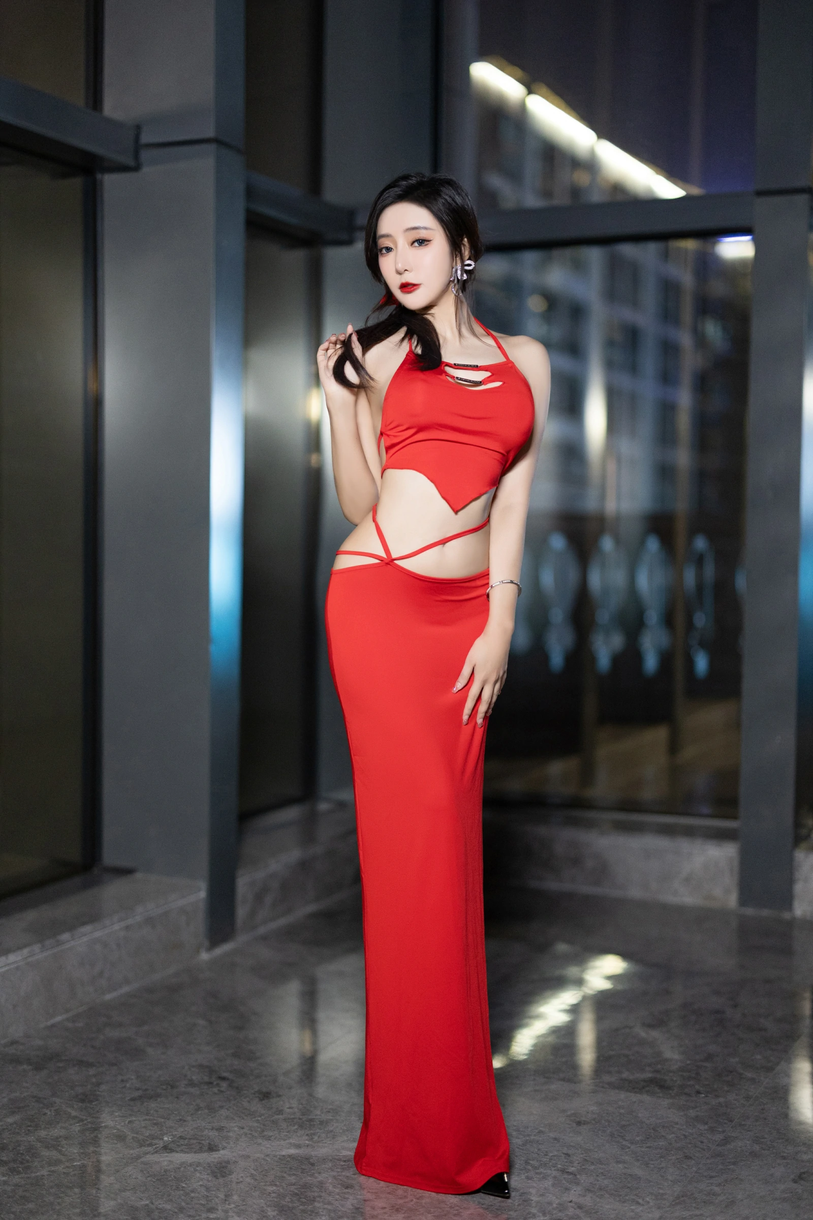 [秀人付费] 王馨瑶Yanni 诱人私拍福利 红色裙子 毛毛情趣 第 12 张