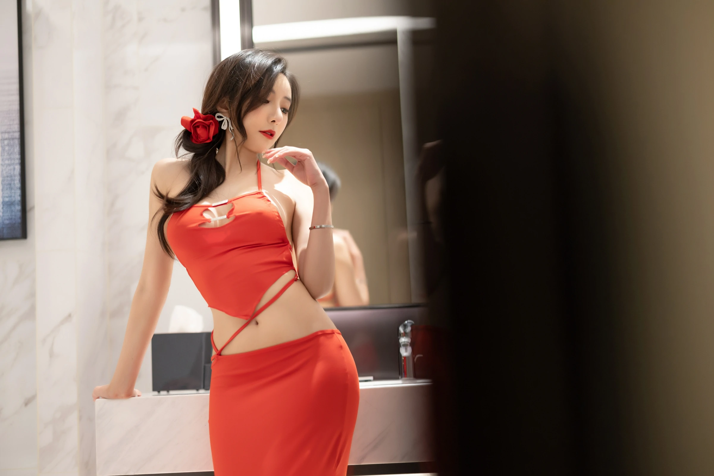 [秀人付费] 王馨瑶Yanni 诱人私拍福利 红色裙子 毛毛情趣 第 24 张