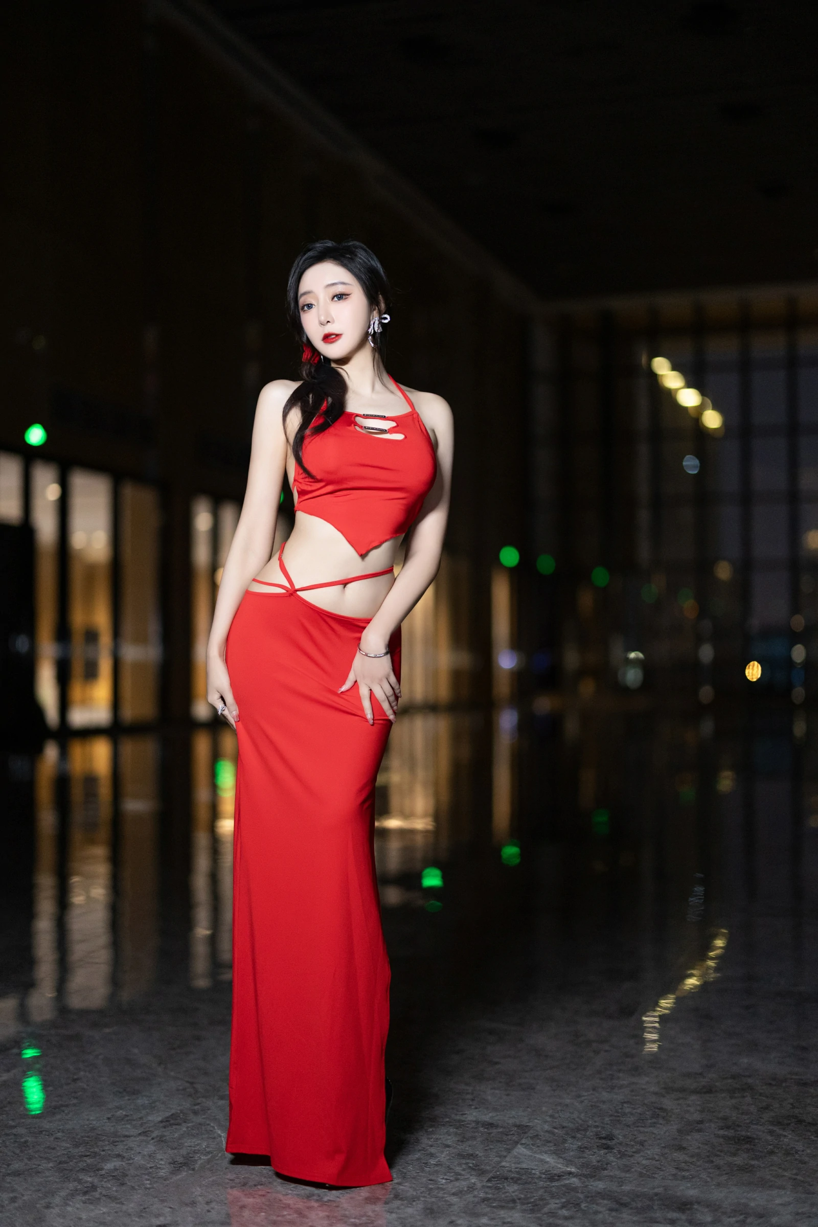 [秀人付费] 王馨瑶Yanni 诱人私拍福利 红色裙子 毛毛情趣 第 5 张