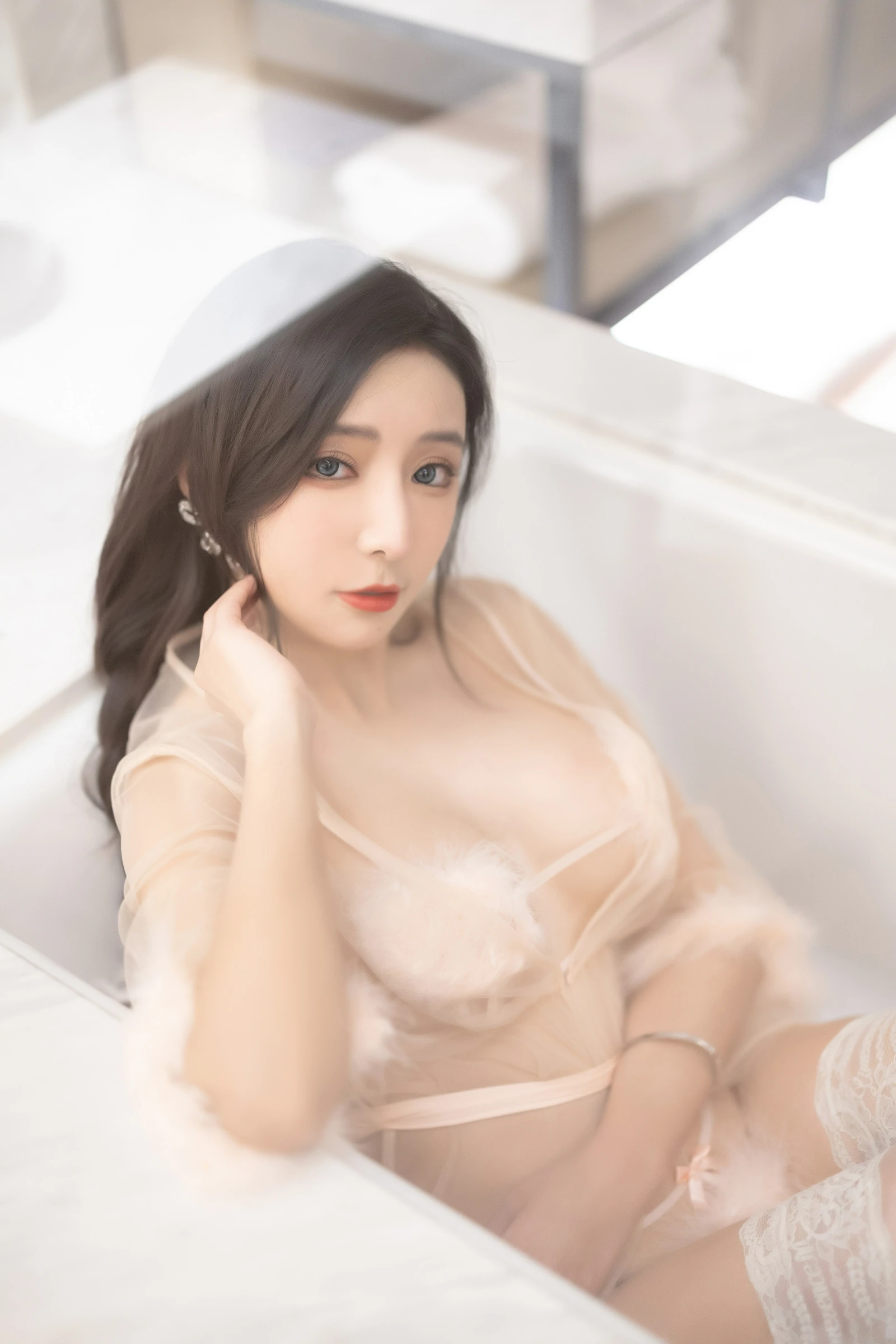[秀人付费] 王馨瑶Yanni 诱人私拍福利 红色裙子 毛毛情趣 第 85 张