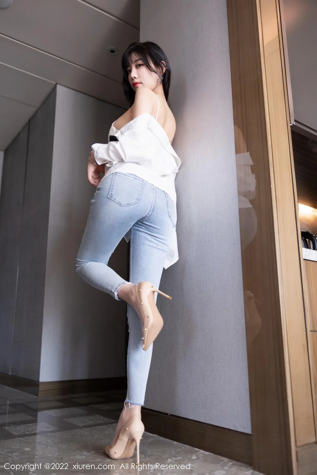 杨晨晨Yome私房半脱露白色内衣配无内肉丝迷人绝美写真 第 28 张