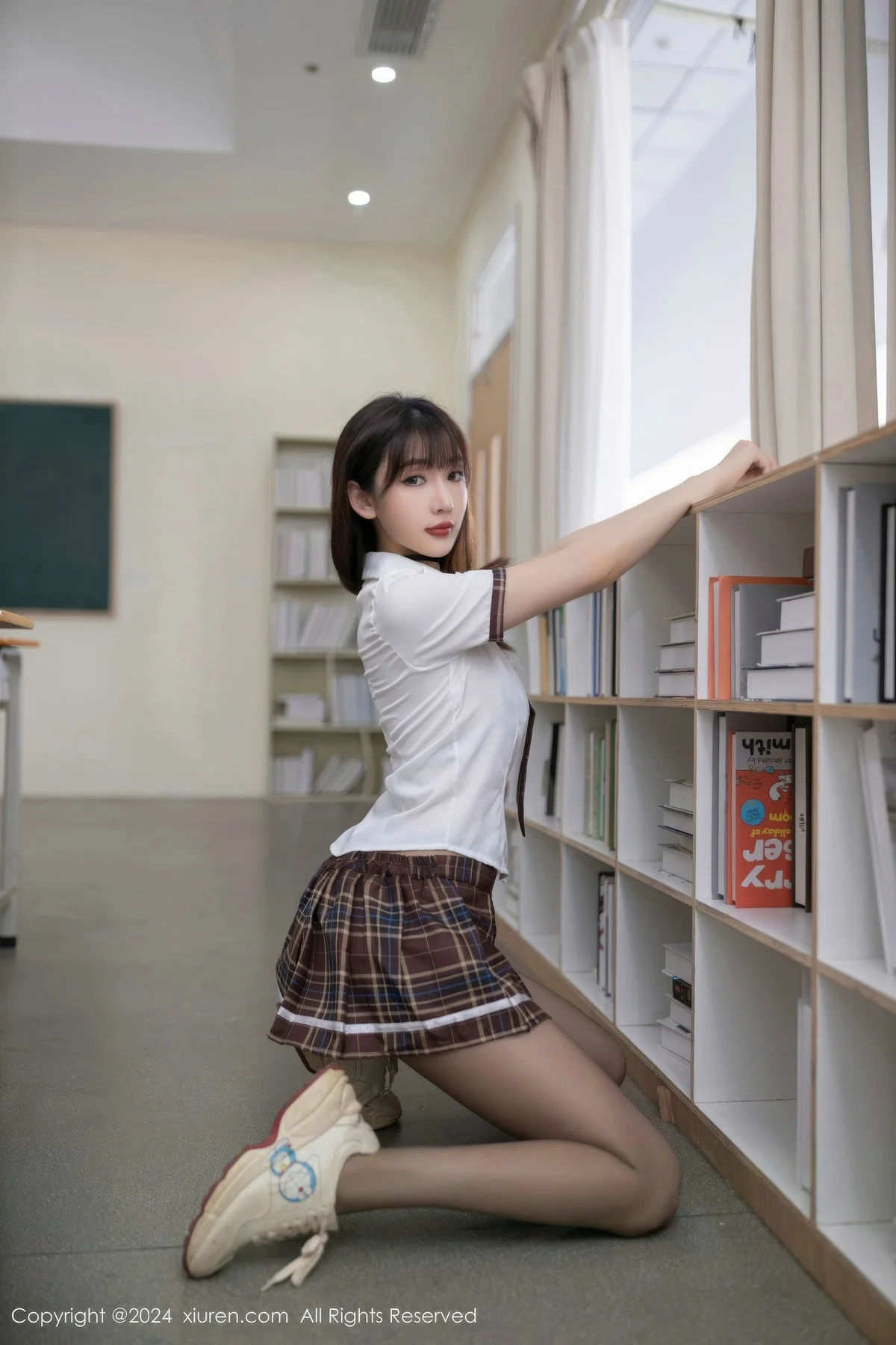 陆萱萱学生制服露情趣内衣配开档黑丝秀完美身材绝美写真 第 2 张
