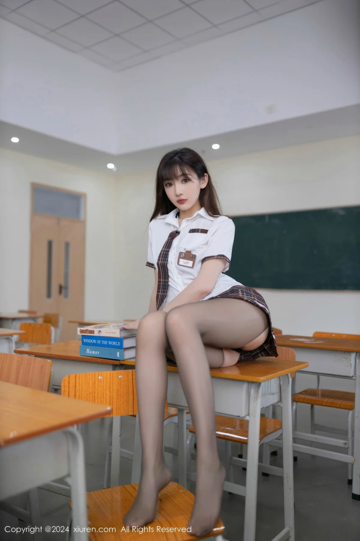 陆萱萱学生制服露情趣内衣配开档黑丝秀完美身材绝美写真 第 5 张