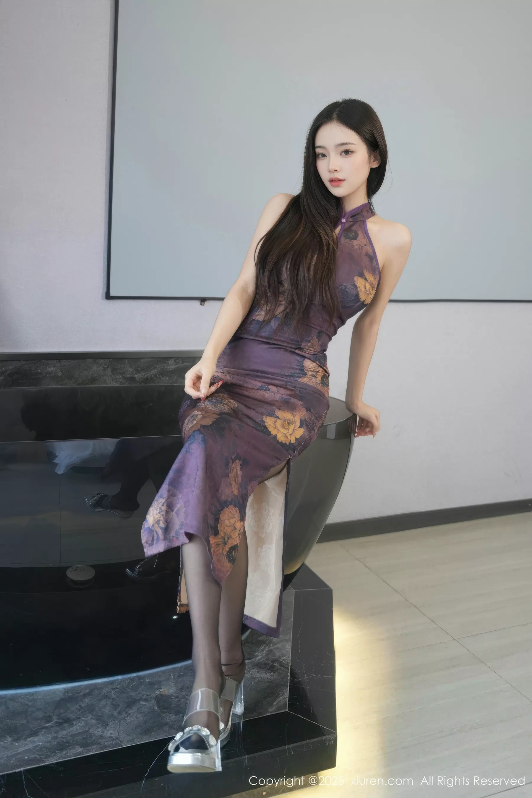 小奶娇私房性感紫色旗袍配超薄黑丝秀完美身材绝美写真 第 14 张