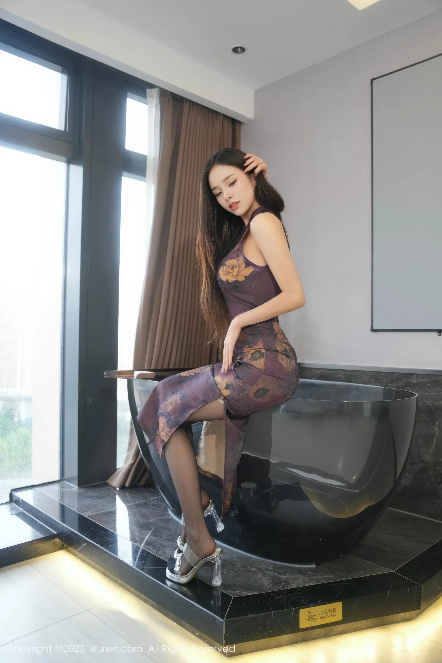 小奶娇私房性感紫色旗袍配超薄黑丝秀完美身材绝美写真 第 17 张