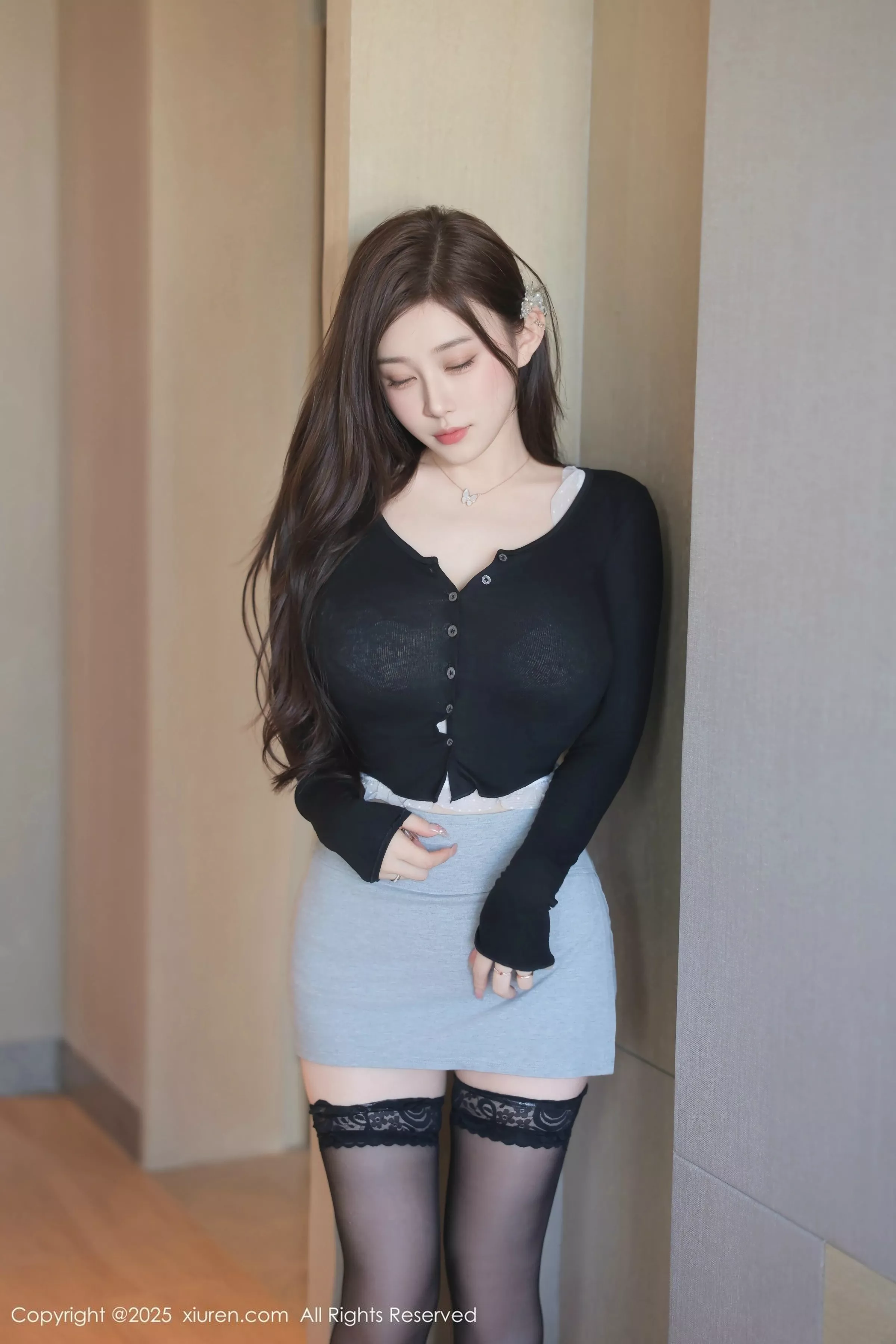 小阿蓝性感白色抹胸内衣配黑丝袜秀丰腴身材绝美写真 第 2 张