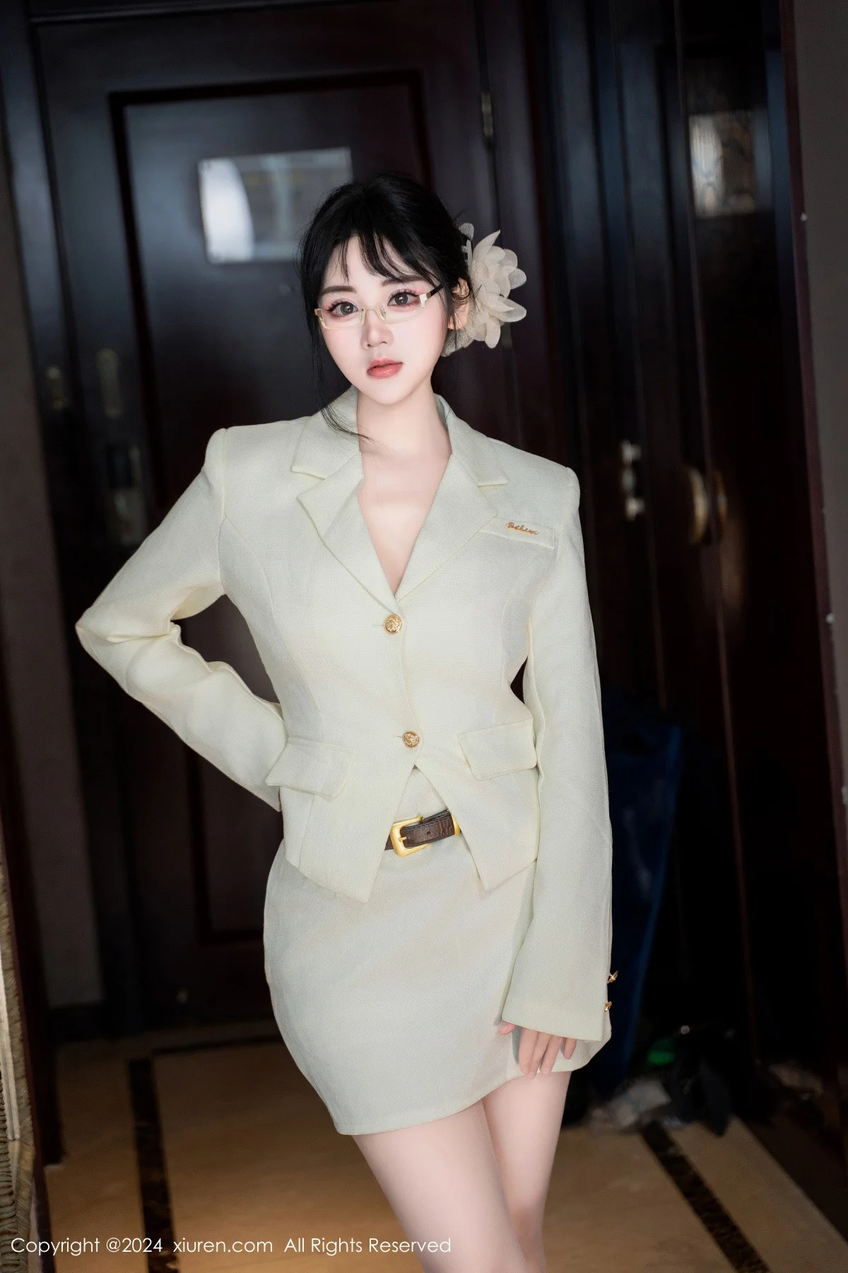 汐汐爱吃草莓性感OL白色职业装半脱秀惹火身材极致绝美写真 第 11 张