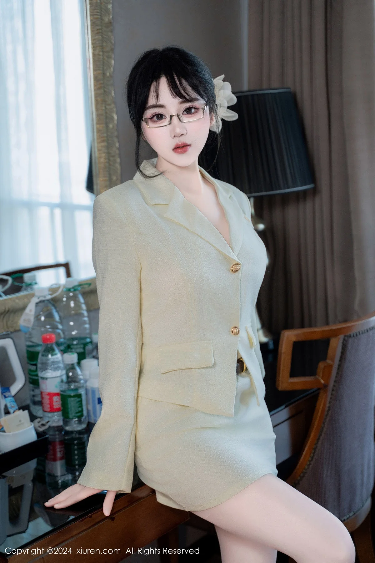 汐汐爱吃草莓性感OL白色职业装半脱秀惹火身材极致绝美写真 第 18 张