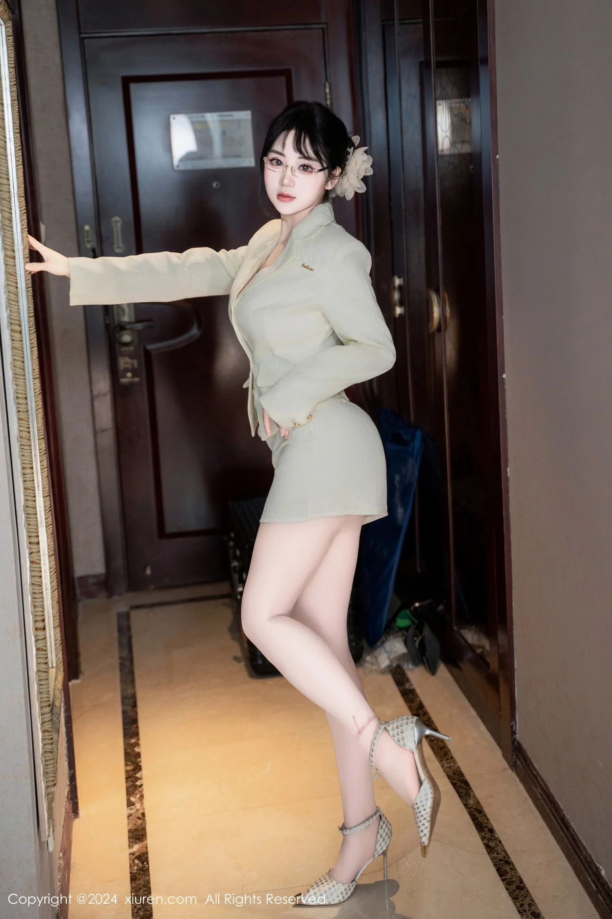 汐汐爱吃草莓性感OL白色职业装半脱秀惹火身材极致绝美写真 第 2 张