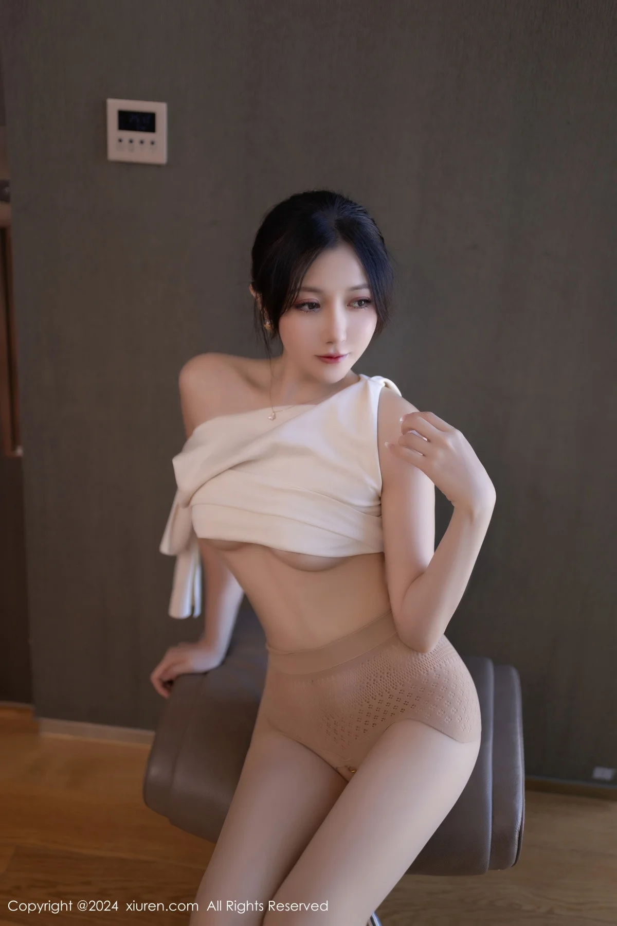 鱼子酱Fish职场主题浅色服饰配超薄肉丝秀曼妙身姿绝美写真 第 133 张