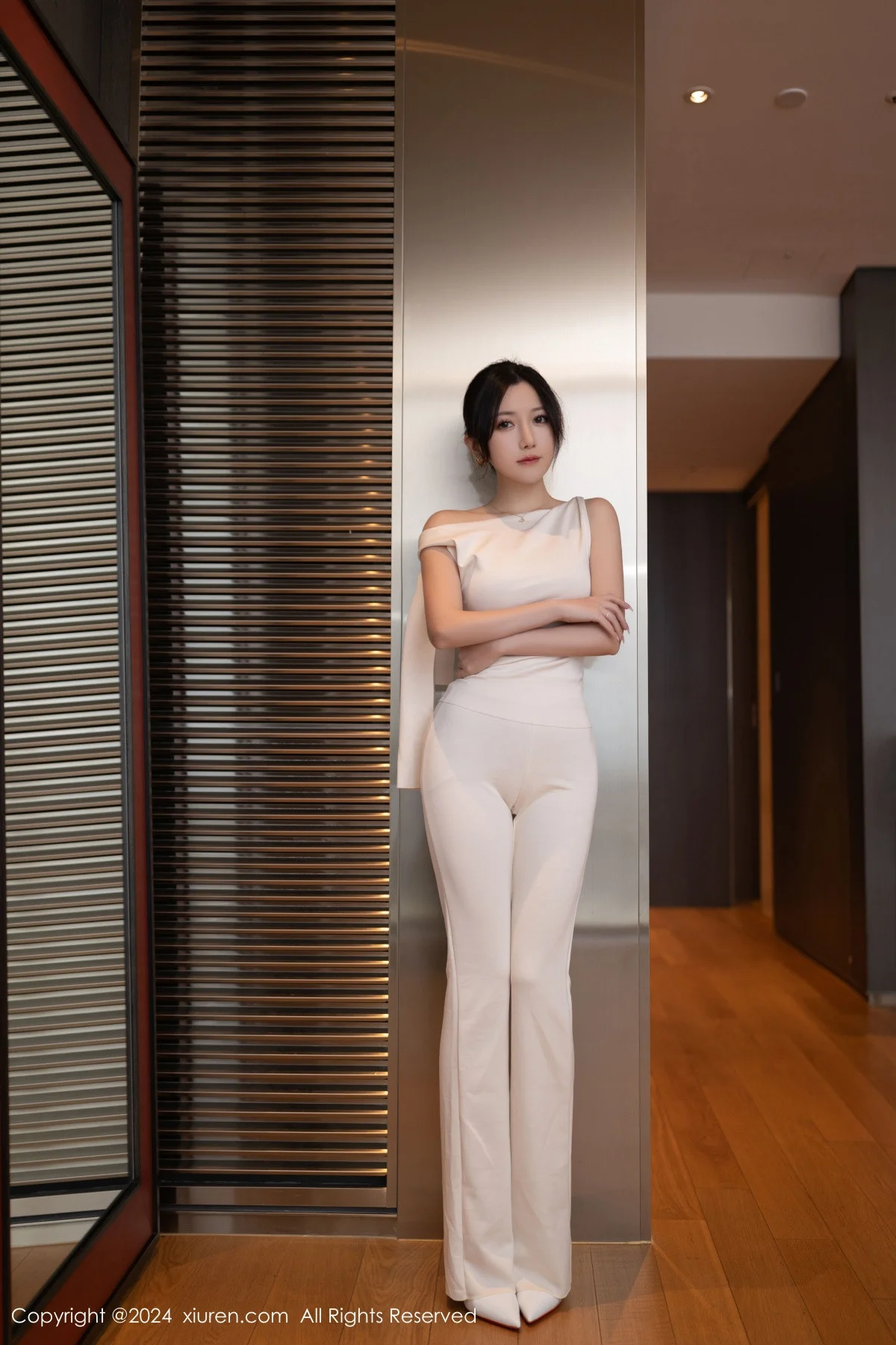 鱼子酱Fish职场主题浅色服饰配超薄肉丝秀曼妙身姿绝美写真 第 2 张