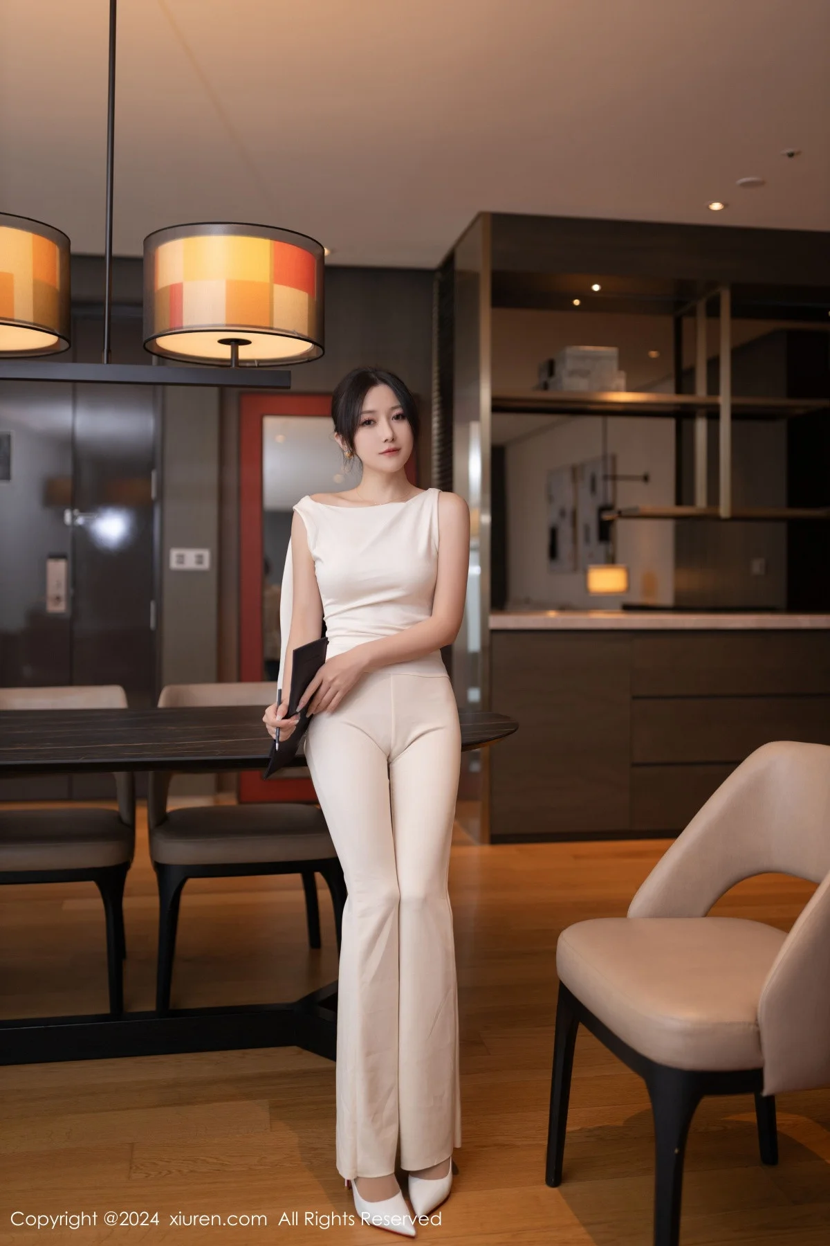 鱼子酱Fish职场主题浅色服饰配超薄肉丝秀曼妙身姿绝美写真 第 22 张