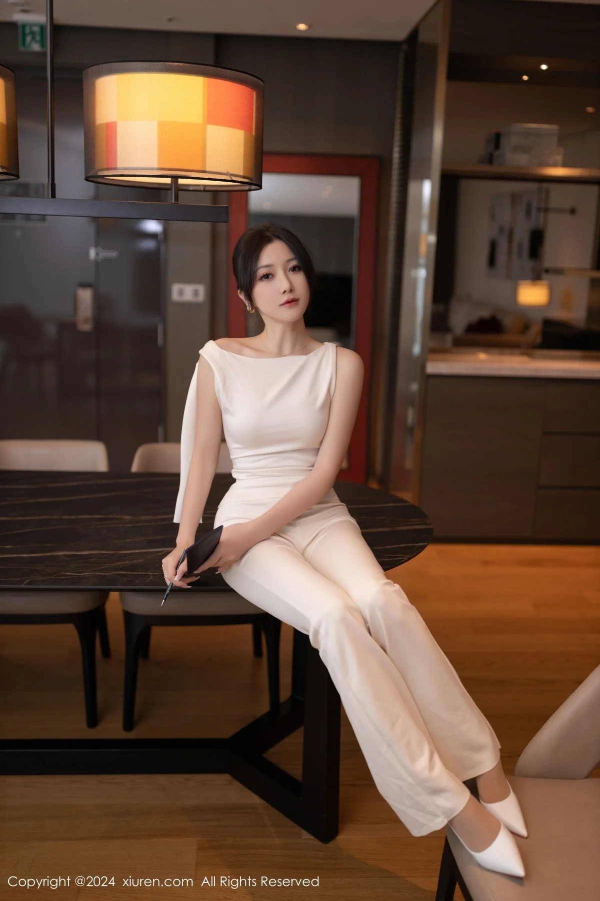 鱼子酱Fish职场主题浅色服饰配超薄肉丝秀曼妙身姿绝美写真 第 24 张