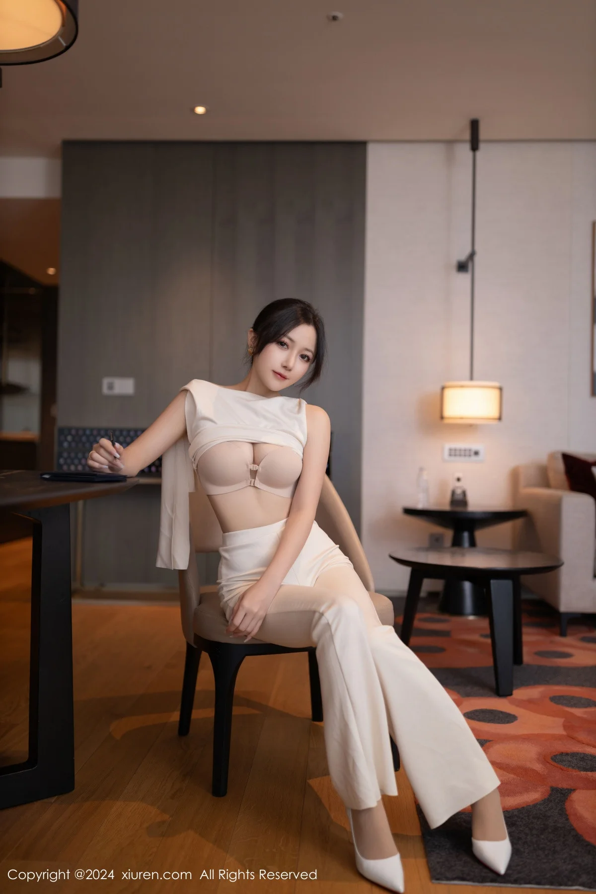 鱼子酱Fish职场主题浅色服饰配超薄肉丝秀曼妙身姿绝美写真 第 29 张