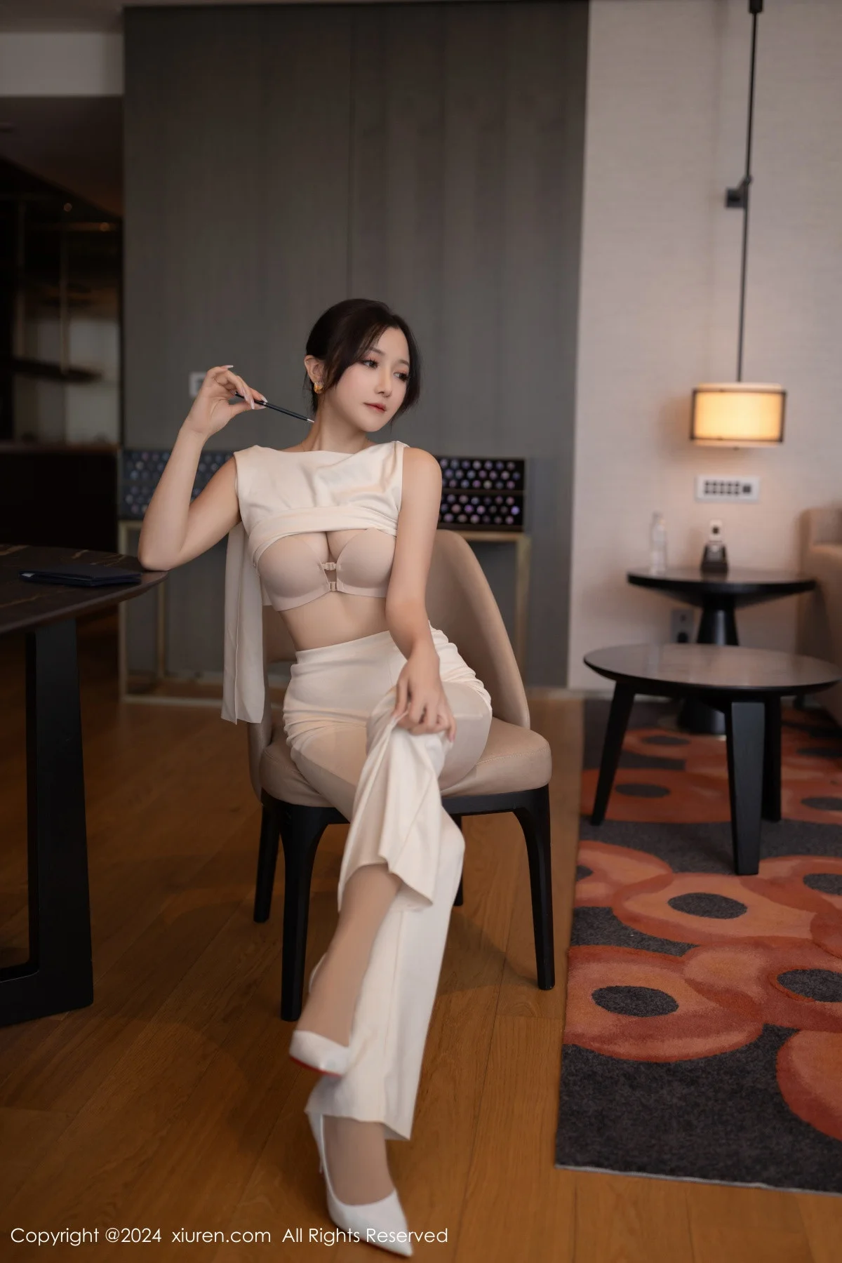 鱼子酱Fish职场主题浅色服饰配超薄肉丝秀曼妙身姿绝美写真 第 35 张