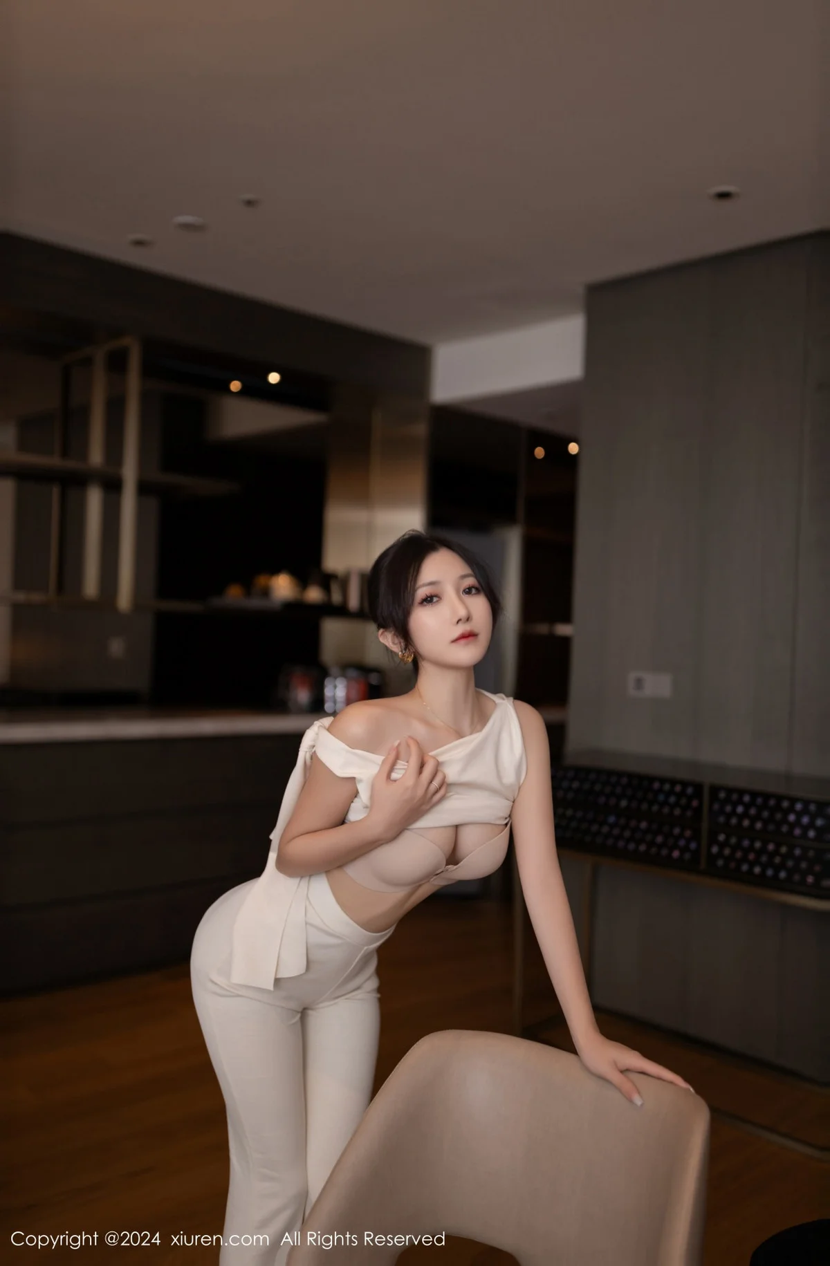 鱼子酱Fish职场主题浅色服饰配超薄肉丝秀曼妙身姿绝美写真 第 41 张