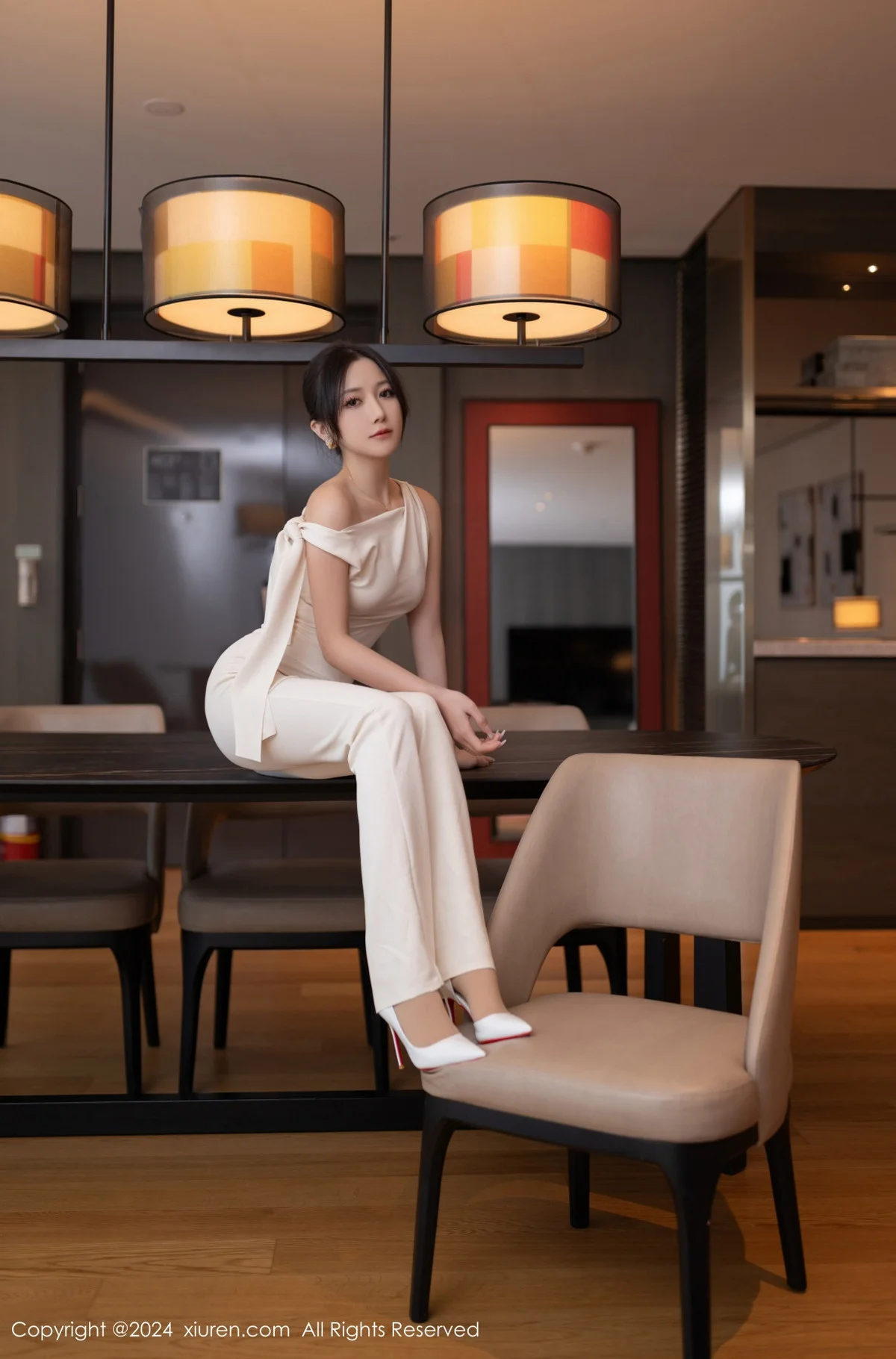 鱼子酱Fish职场主题浅色服饰配超薄肉丝秀曼妙身姿绝美写真 第 5 张