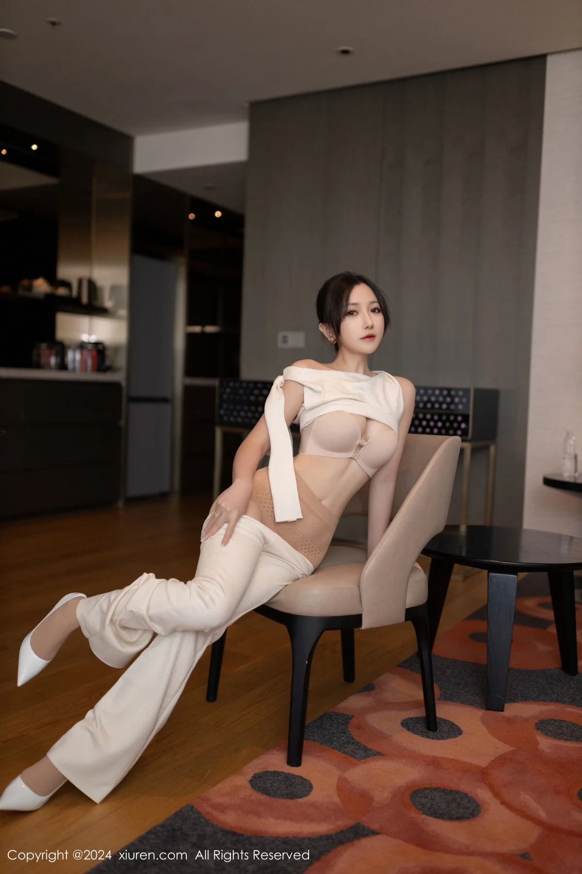 鱼子酱Fish职场主题浅色服饰配超薄肉丝秀曼妙身姿绝美写真 第 52 张