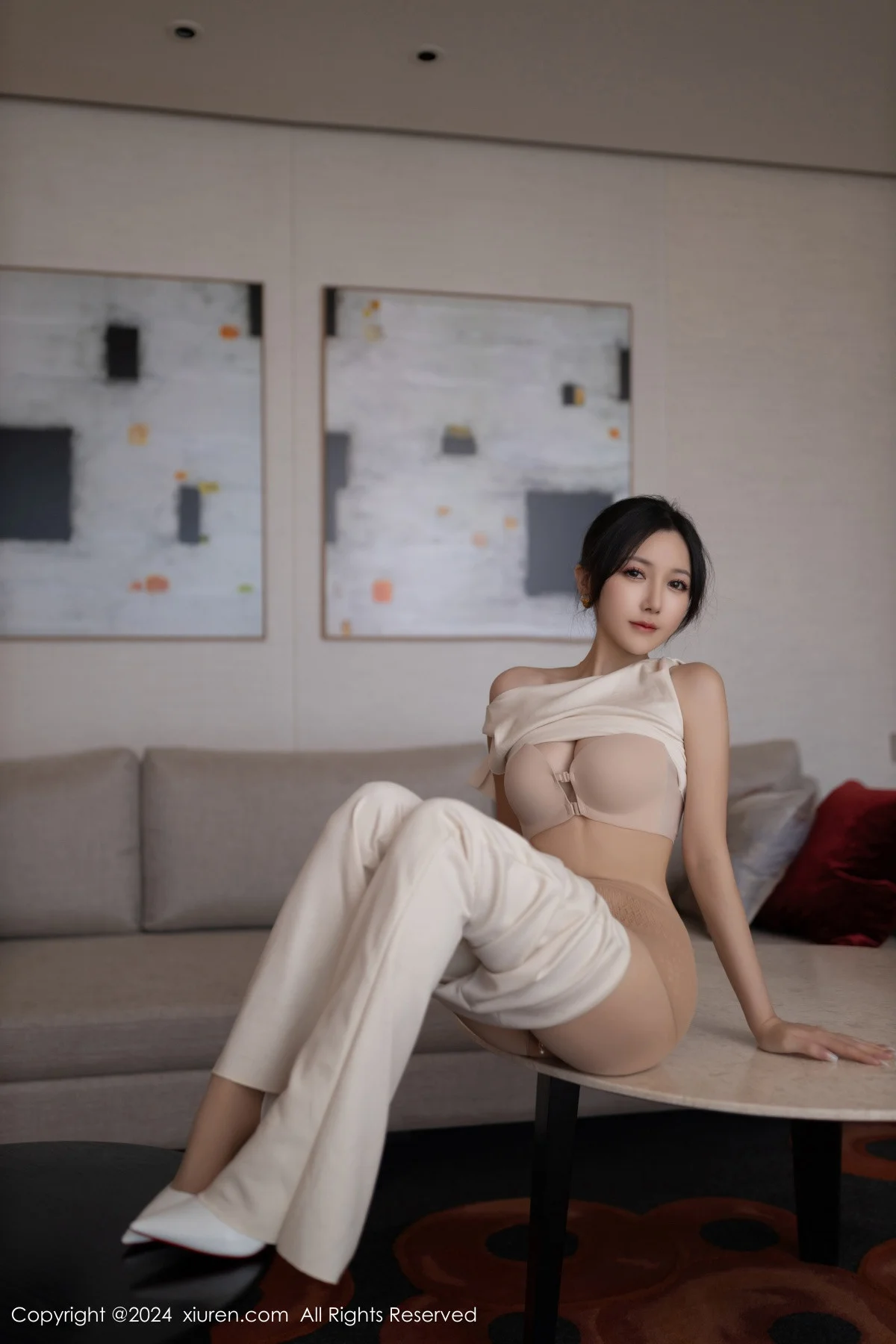 鱼子酱Fish职场主题浅色服饰配超薄肉丝秀曼妙身姿绝美写真 第 60 张