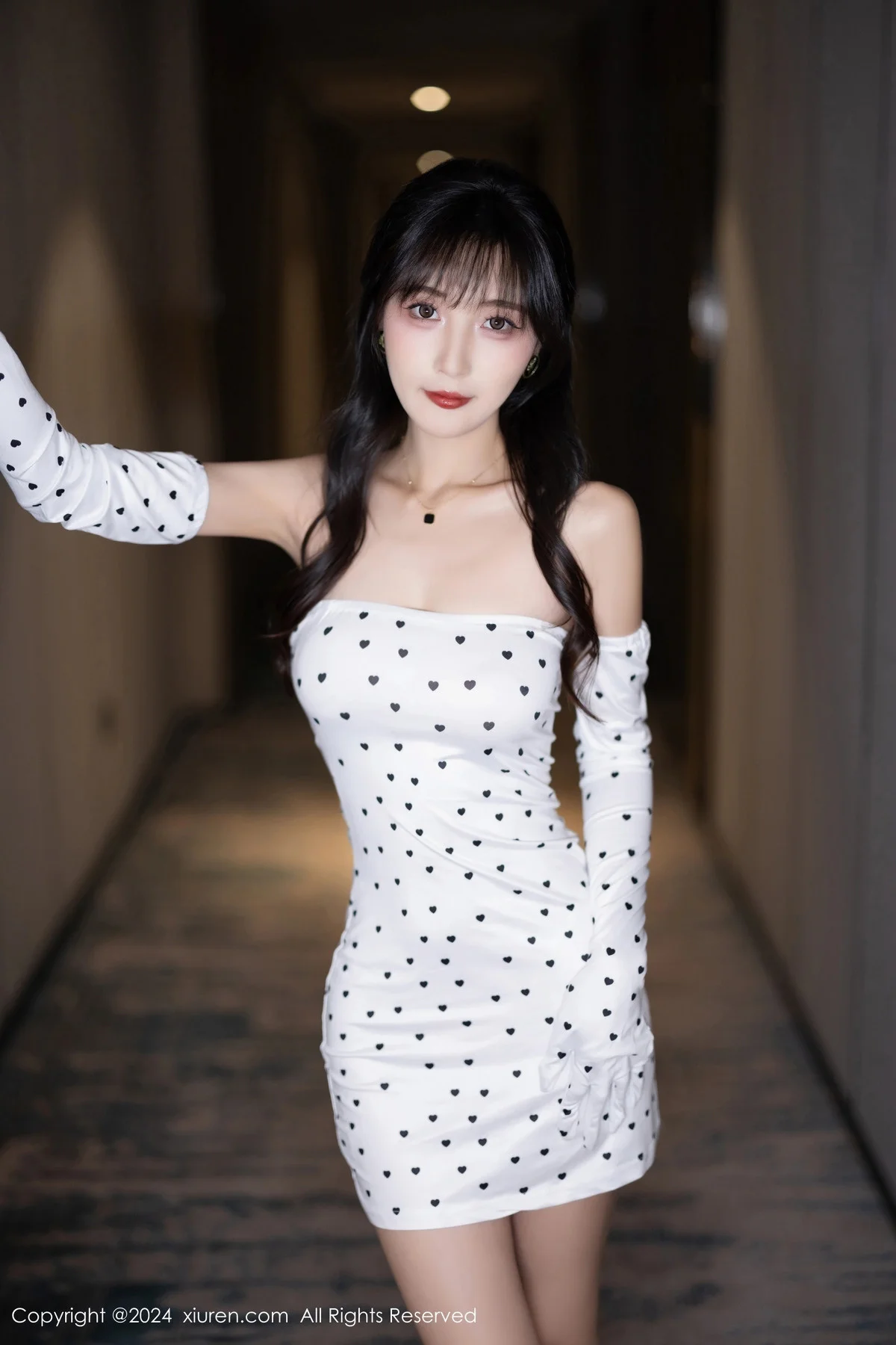 林星阑白色图案连衣短裙+银白情趣内衣秀曼妙身姿绝美写真 第 2 张