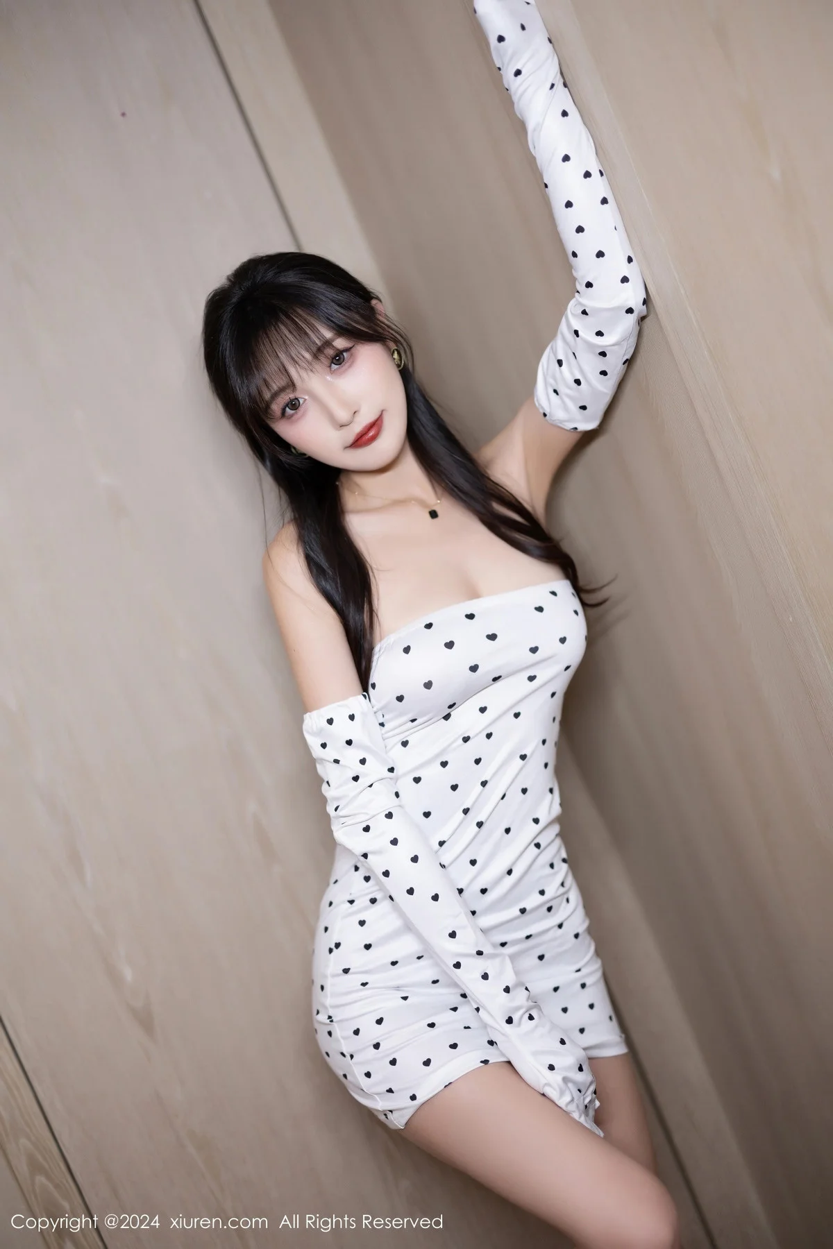 林星阑白色图案连衣短裙+银白情趣内衣秀曼妙身姿绝美写真 第 5 张