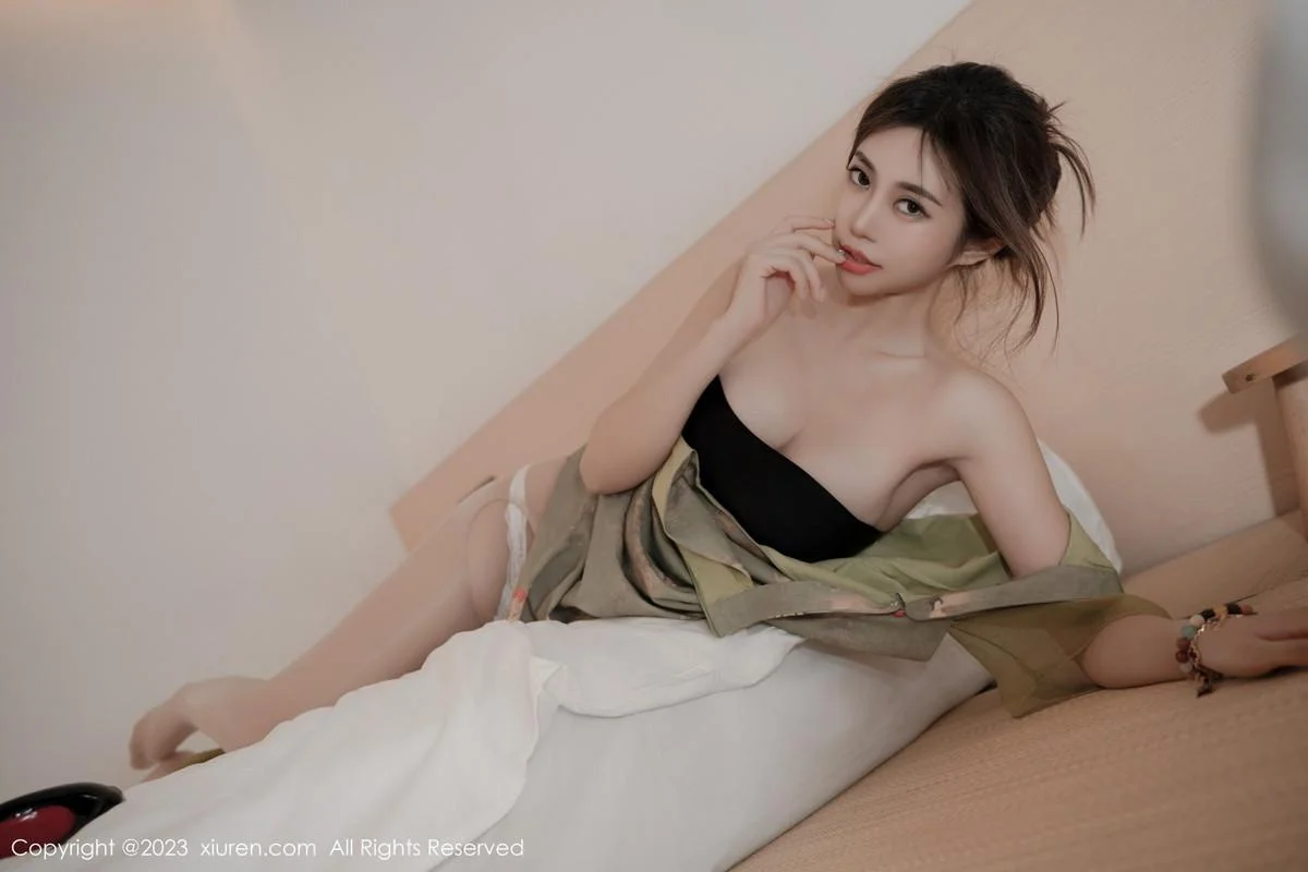 绮里嘉ula性感灰绿旗袍服饰配超薄肉丝秀完美身材绝美写真 第 150 张