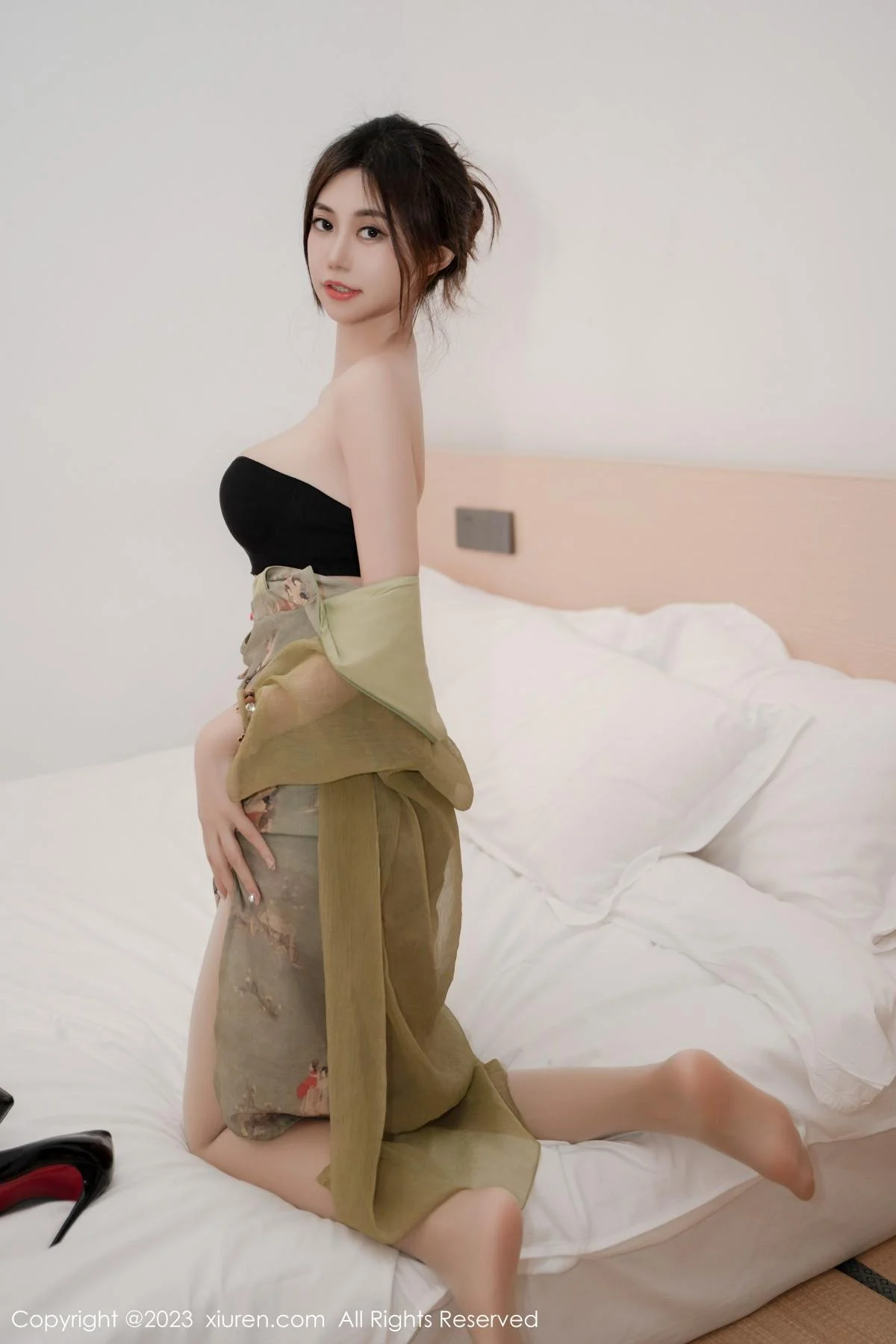 绮里嘉ula性感灰绿旗袍服饰配超薄肉丝秀完美身材绝美写真 第 39 张