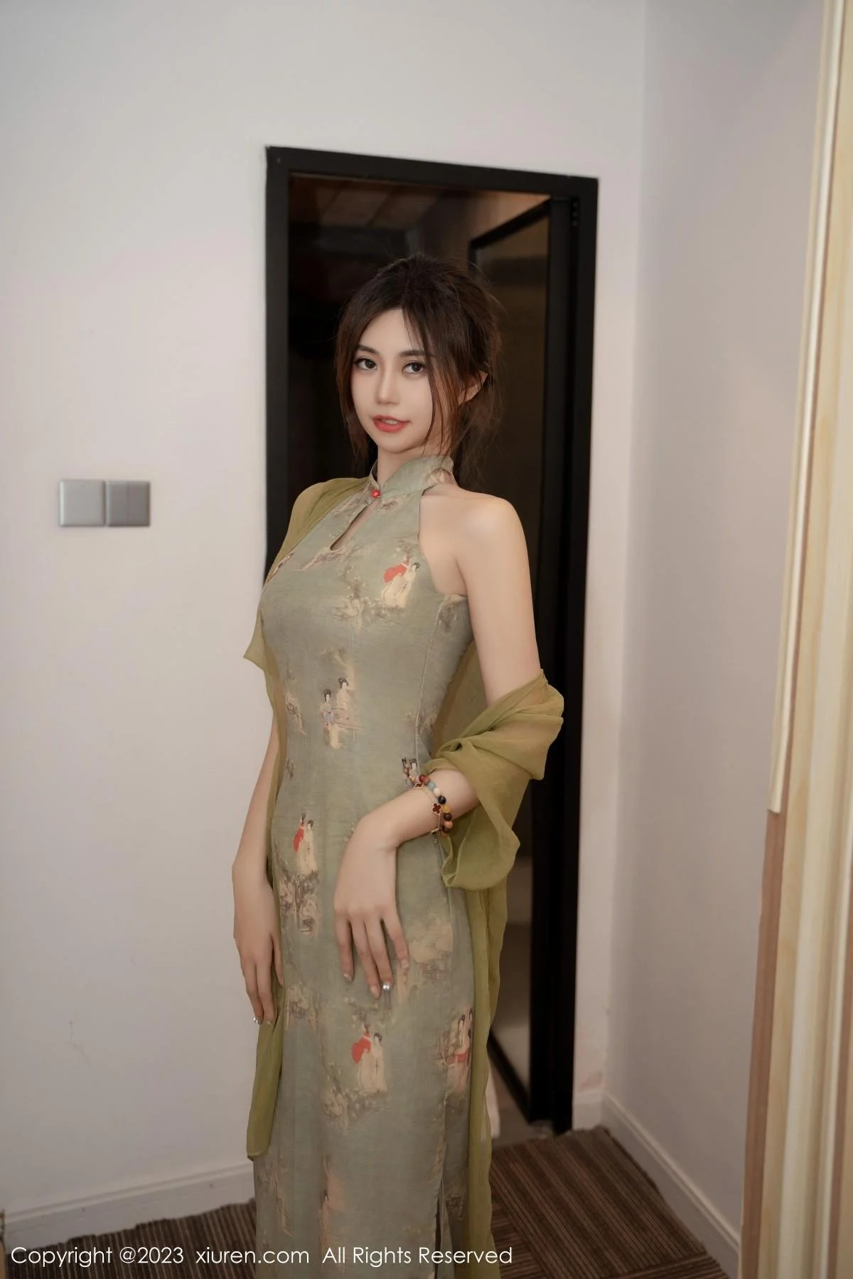 绮里嘉ula性感灰绿旗袍服饰配超薄肉丝秀完美身材绝美写真 第 7 张