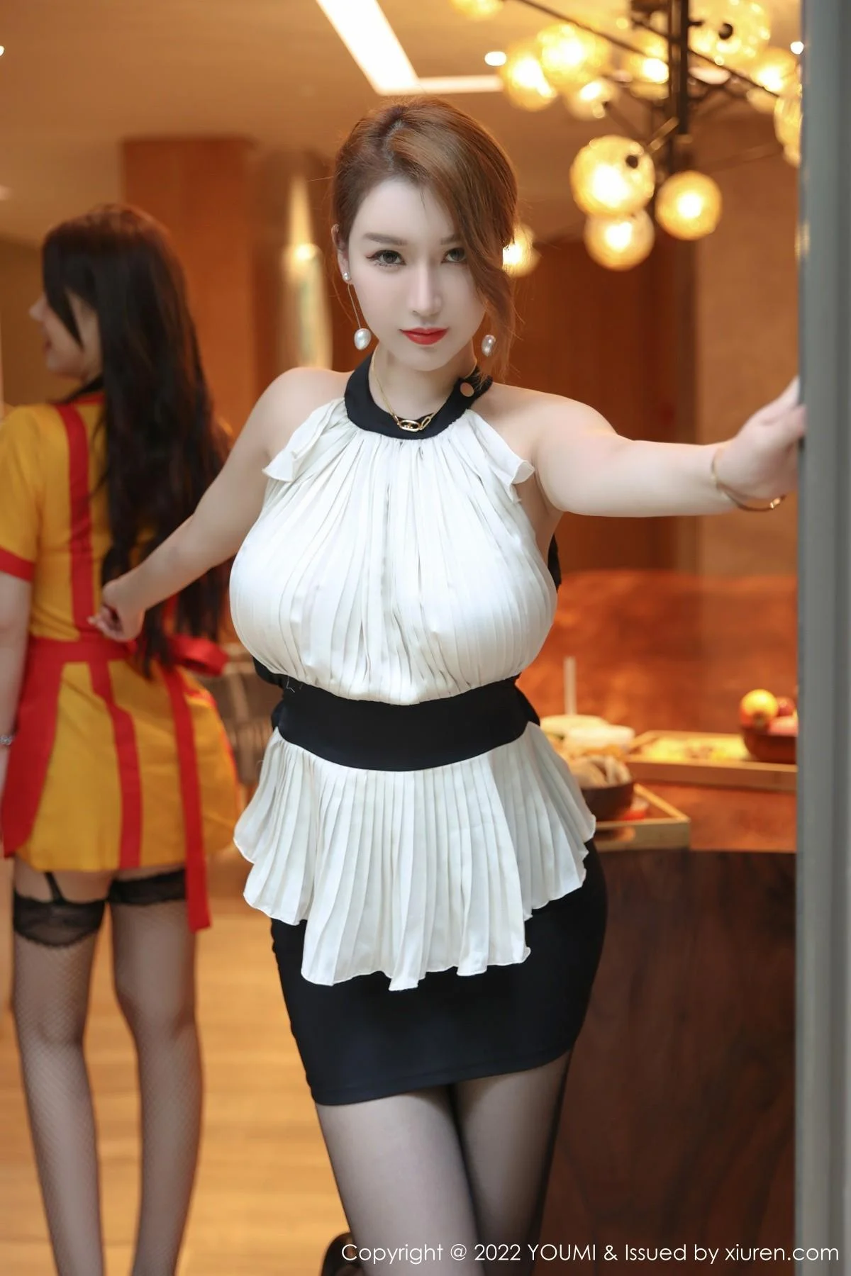 尤妮丝Egg万宁旅拍轻透连衣短配超薄黑丝秀翘臀绝美写真 第 4 张